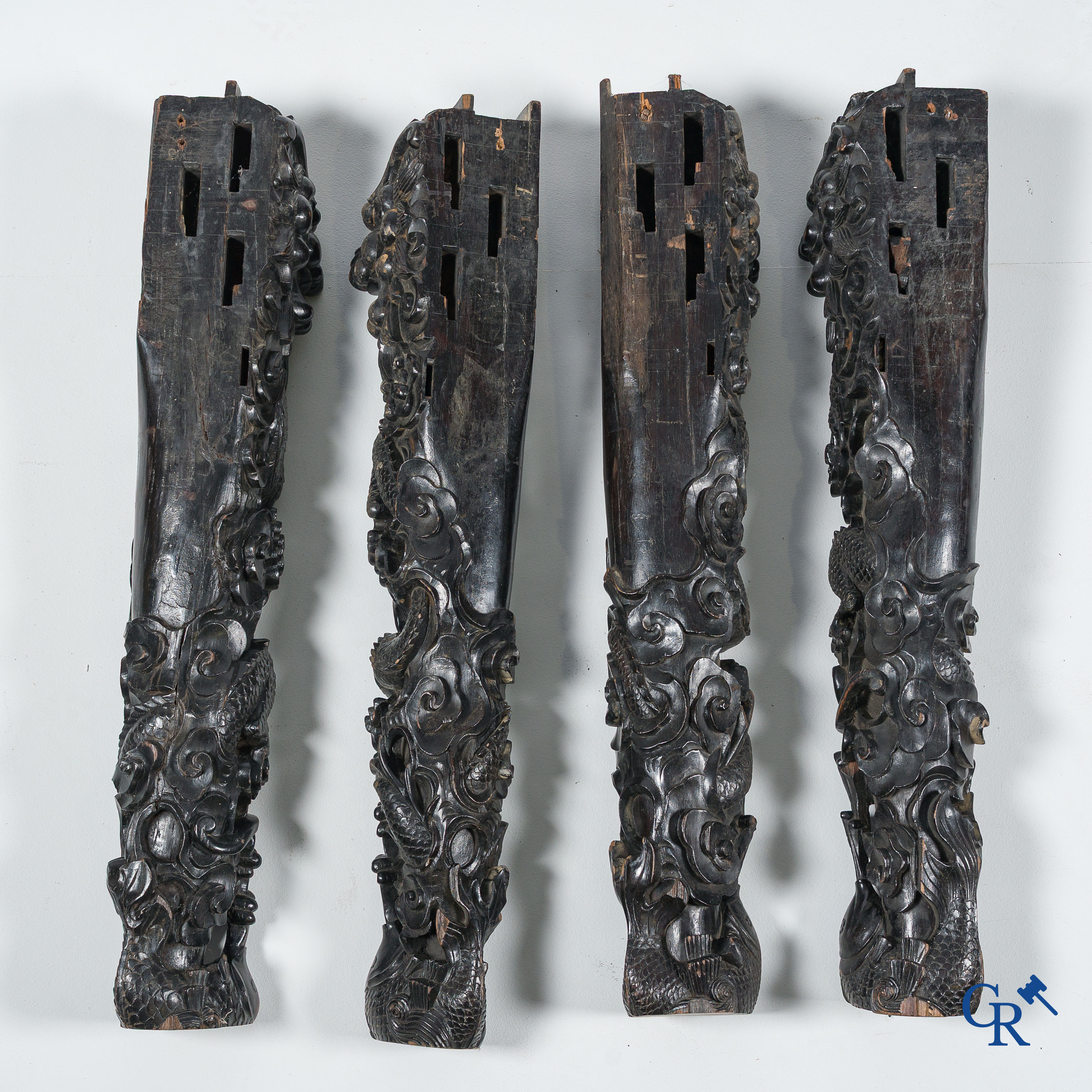 Aziatica. China. Imposante gesculpteerde Hongmu draken tafel. Qing Dynastie.