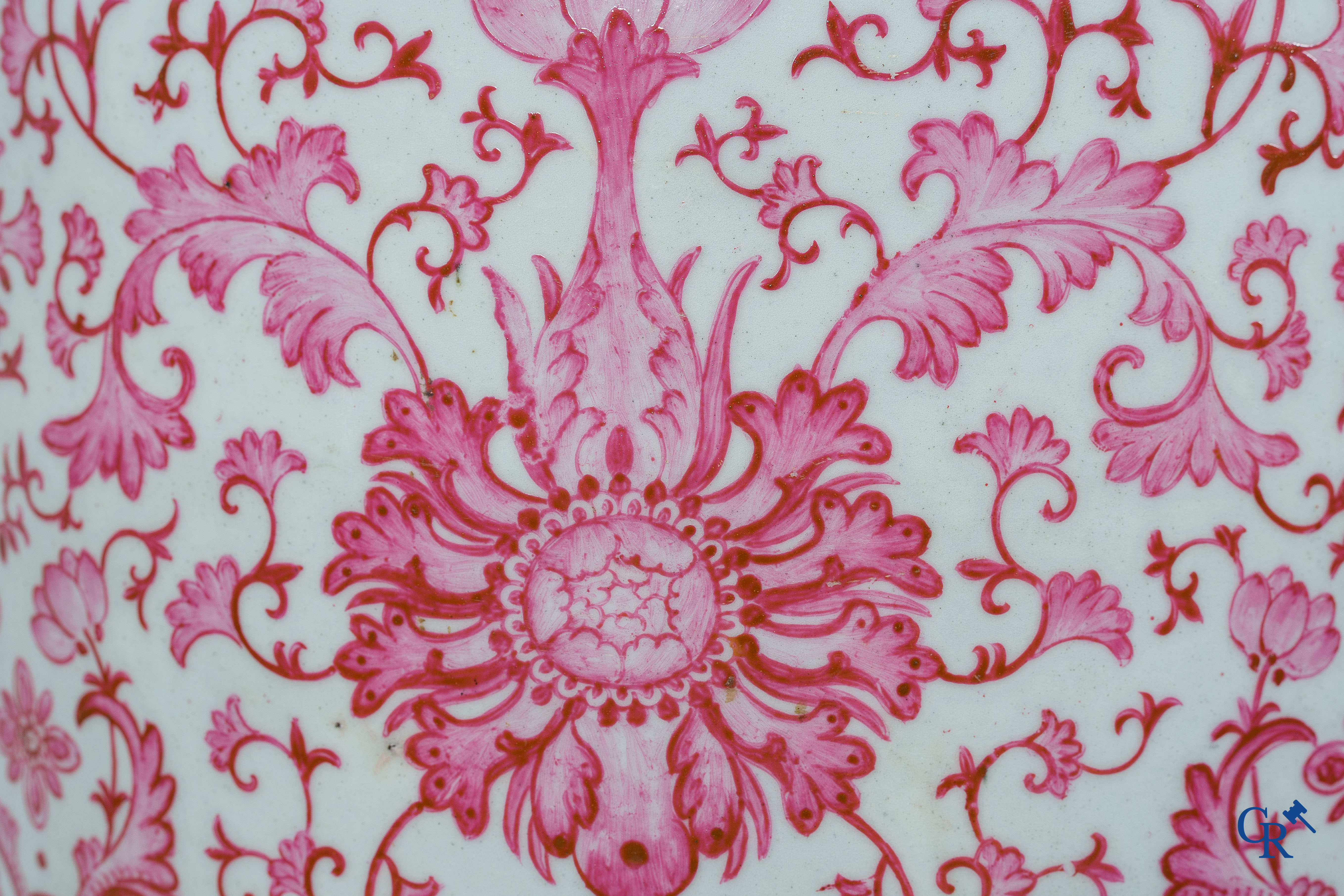Aziatica. Chinees porselein. Grote baluster vaas met purperroze motieven. 19e eeuw.