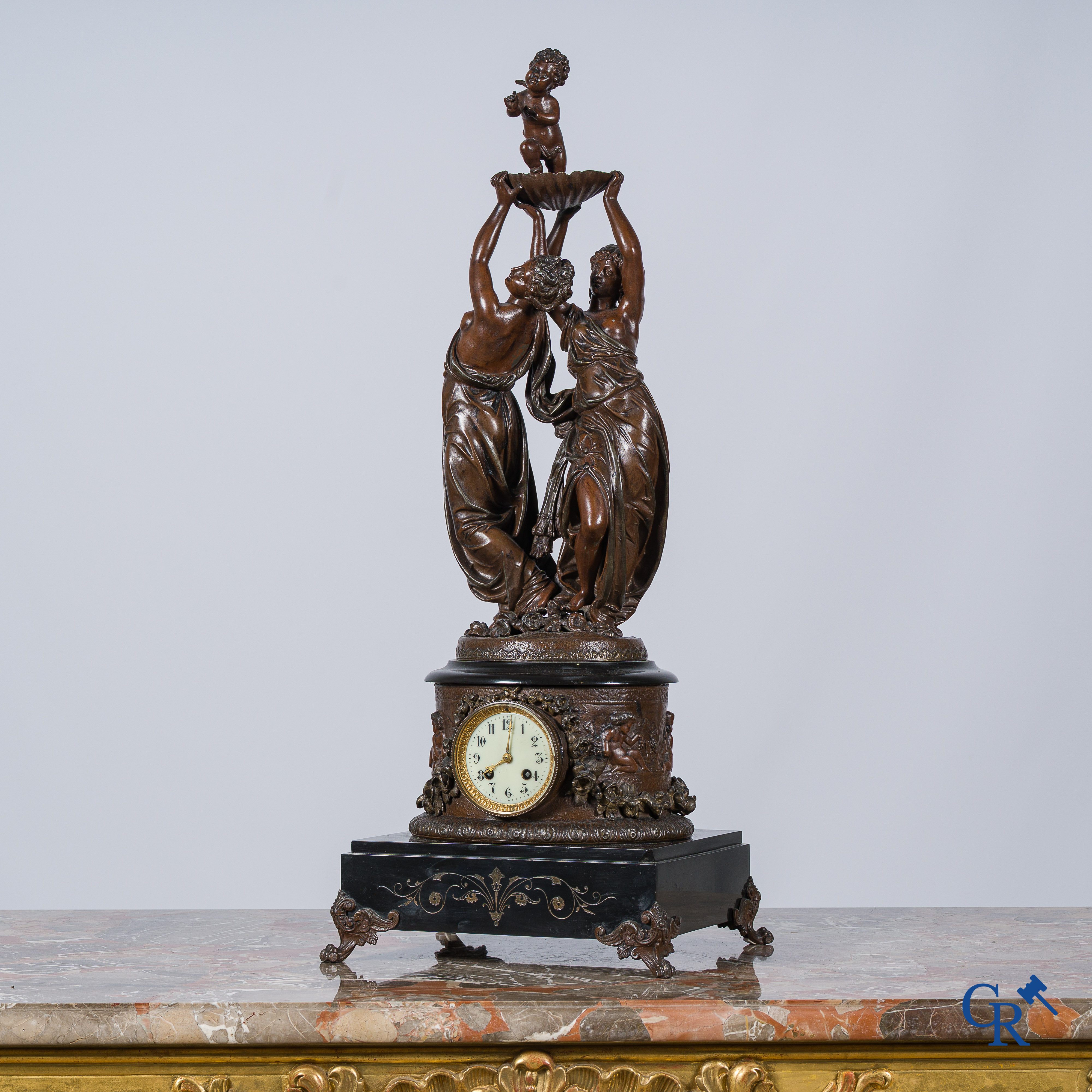 Imposante schouwklok in marmer en kunstbrons. Circa 1900.