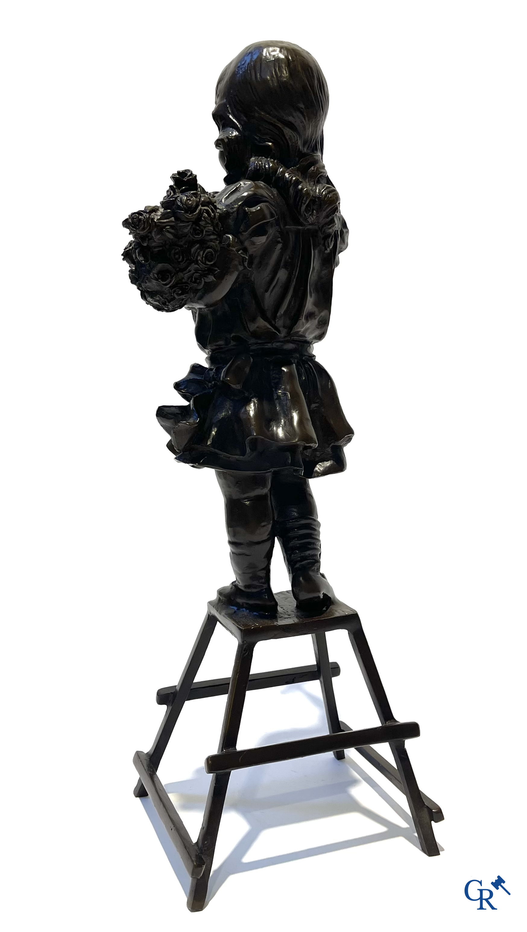 Kavel van 3 bronzen beelden (postuum) Meisje met bloemen, cupido naar Auguste Moreau en vrouw in Art Deco stijl.