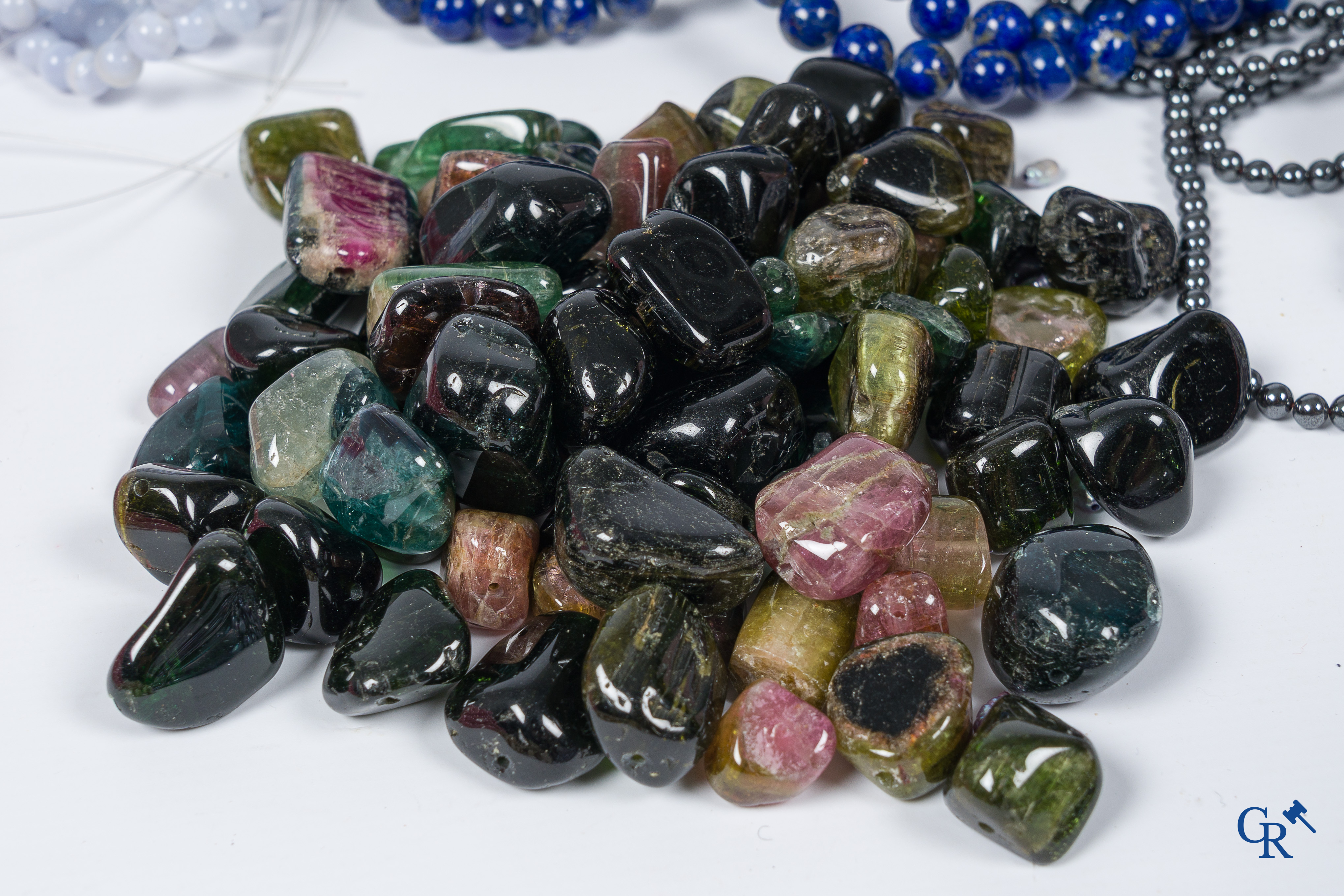 Groot lot met parels en diverse halfedelstenen voor het maken van juwelen. Lapis Lazulli, roze opaal, onix enz.