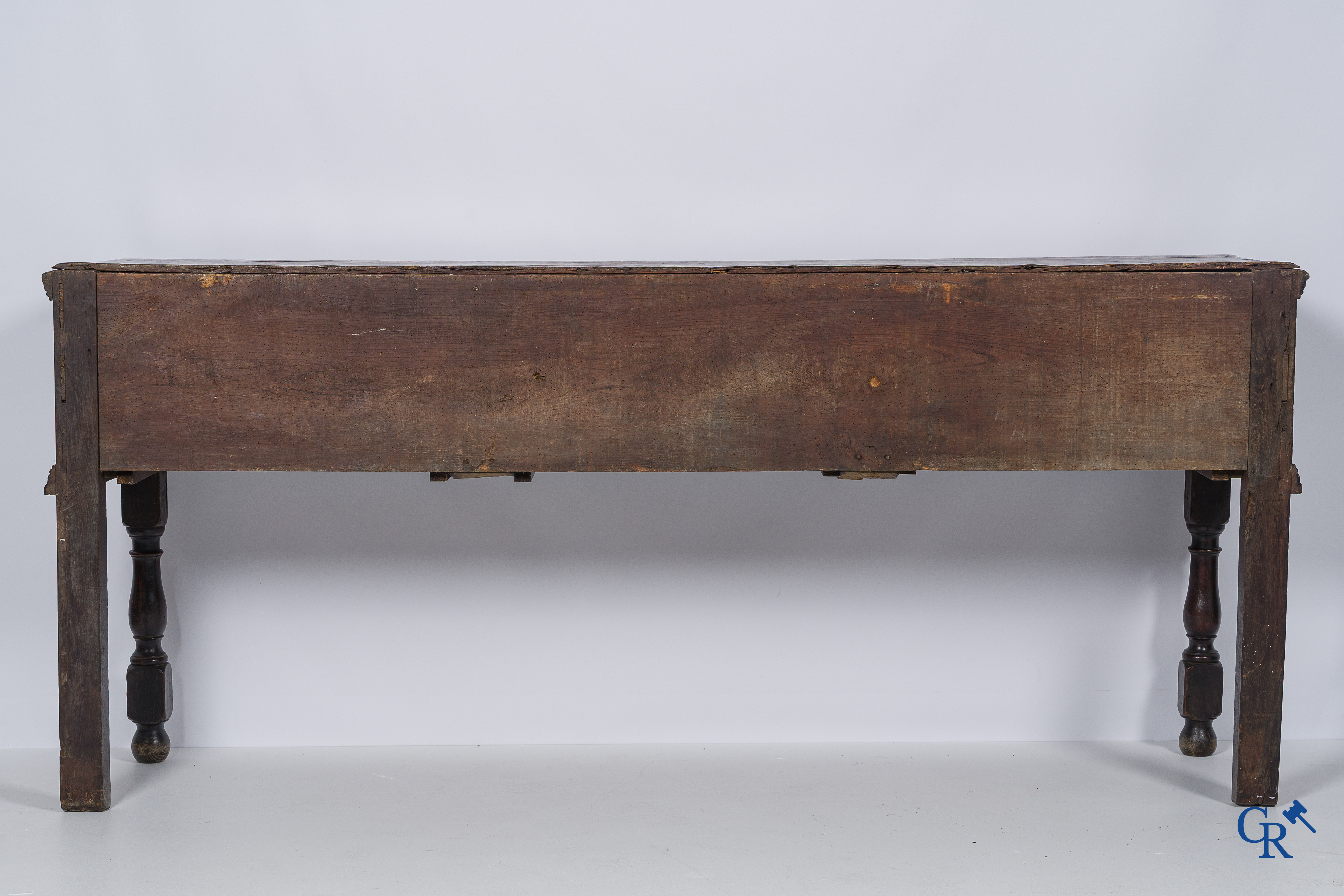 Meubilair. Antieke Engelse eiken dressoir of sideboard met 3 laden. Engeland, circa 1740.