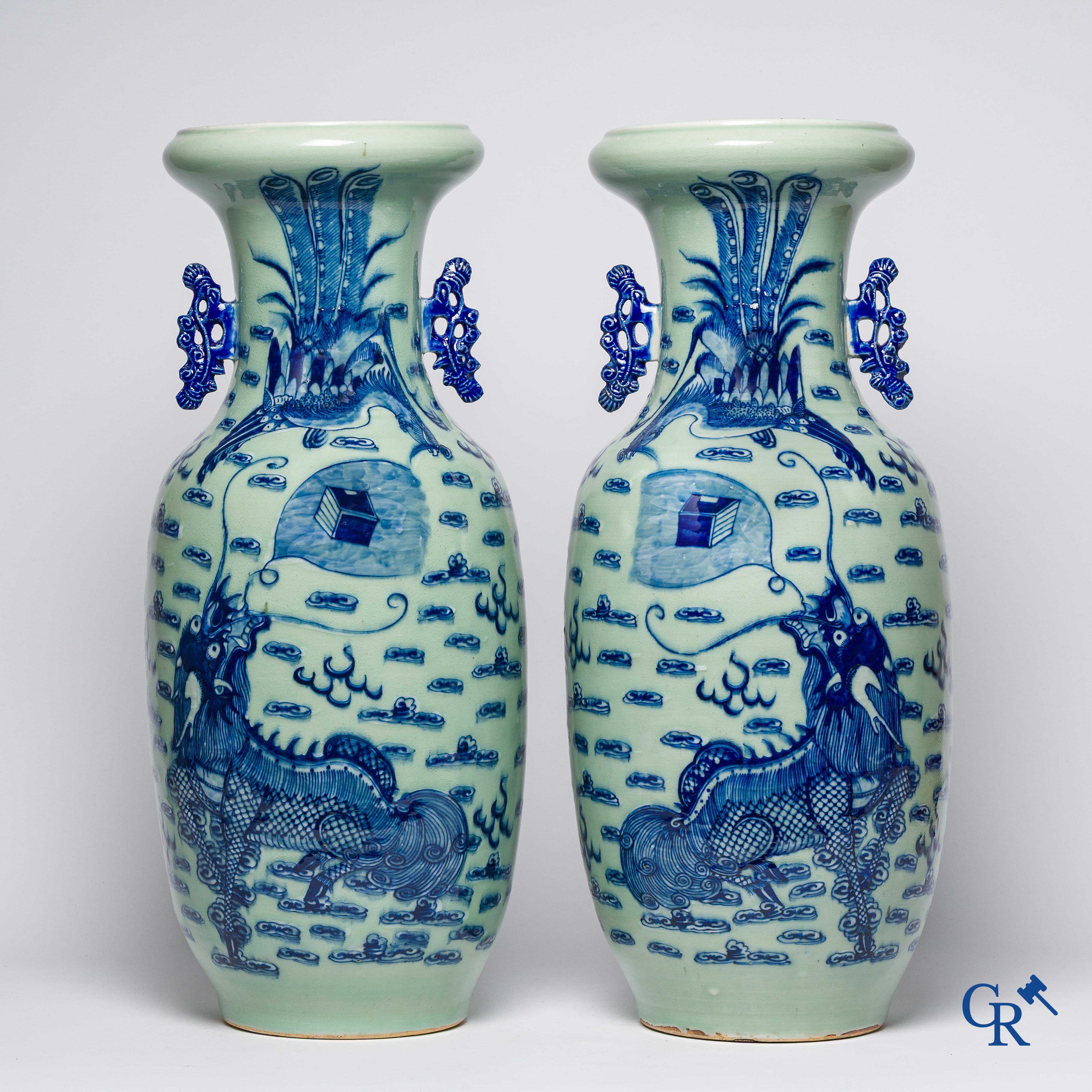 Aziatica. Chinees porselein. Paar celadon vazen met drakendecor en een feniks. China, eind 19e eeuw.