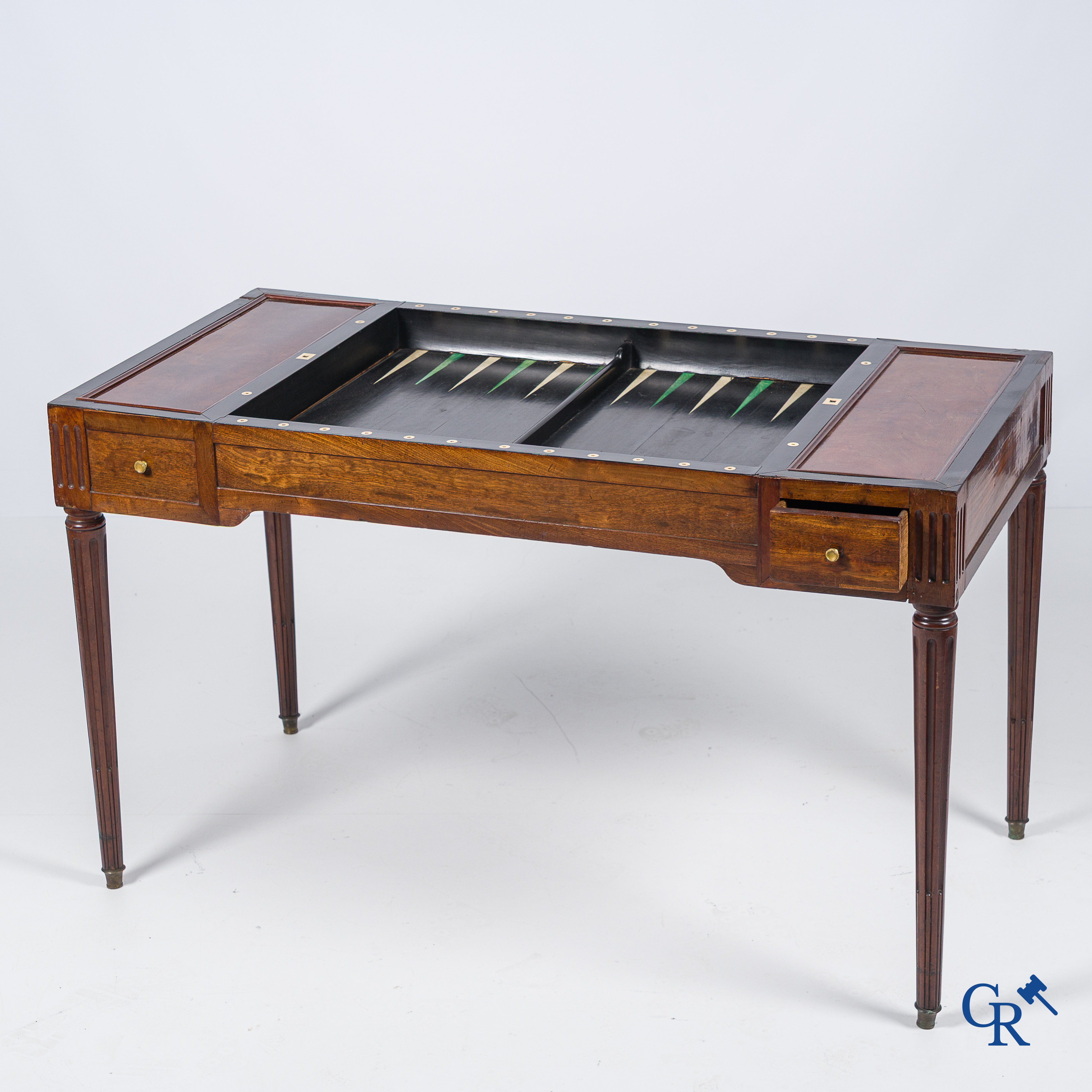 Epoque LXVI. Table à jeu en acajou, placage d'ébène et divers types d'incrustations. Fin XVIIIème.