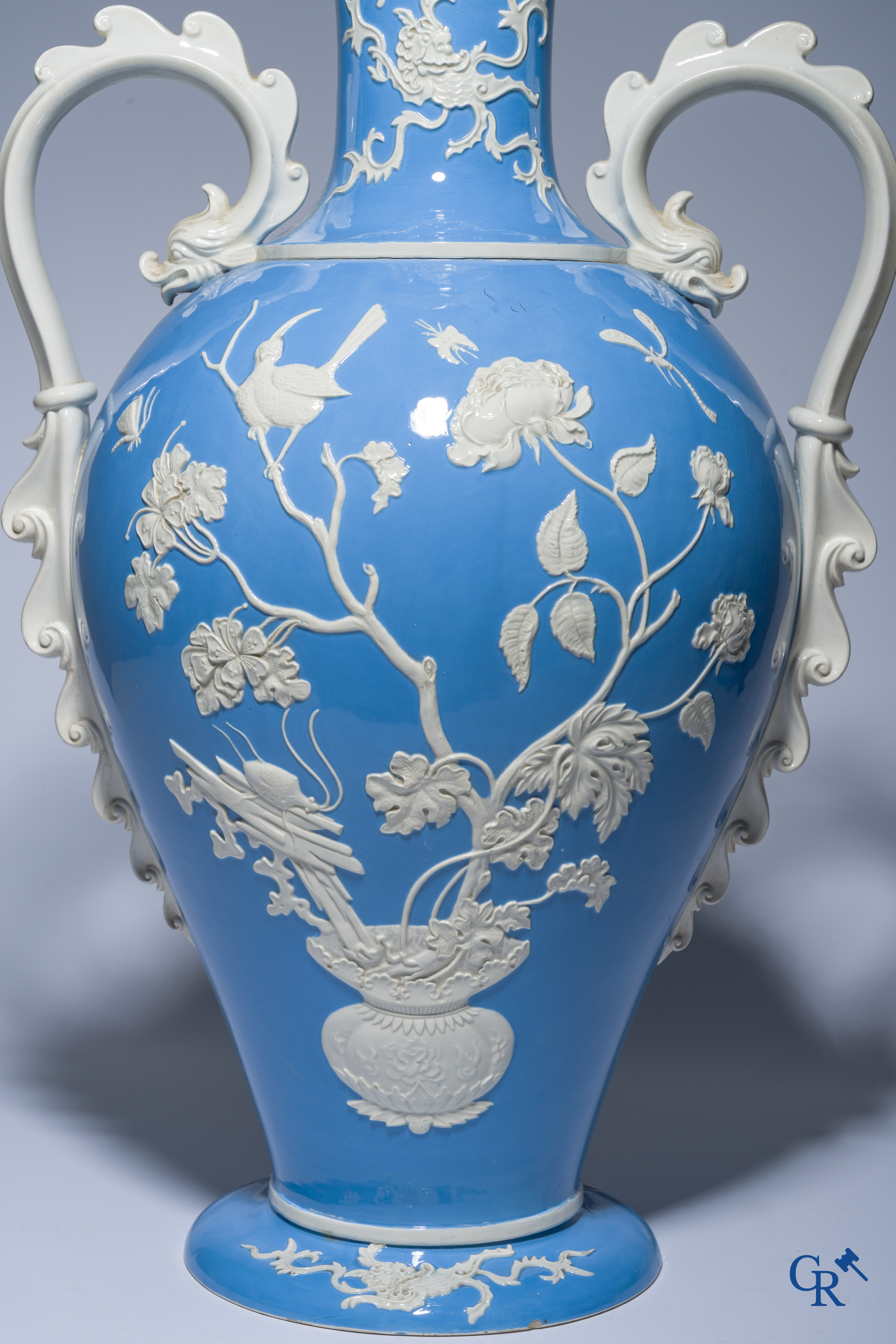 Uitzonderlijke en imposante vaas in faience met een Aziatisch decor. In de stijl van Wedgwood of Mintons. 19de eeuw.