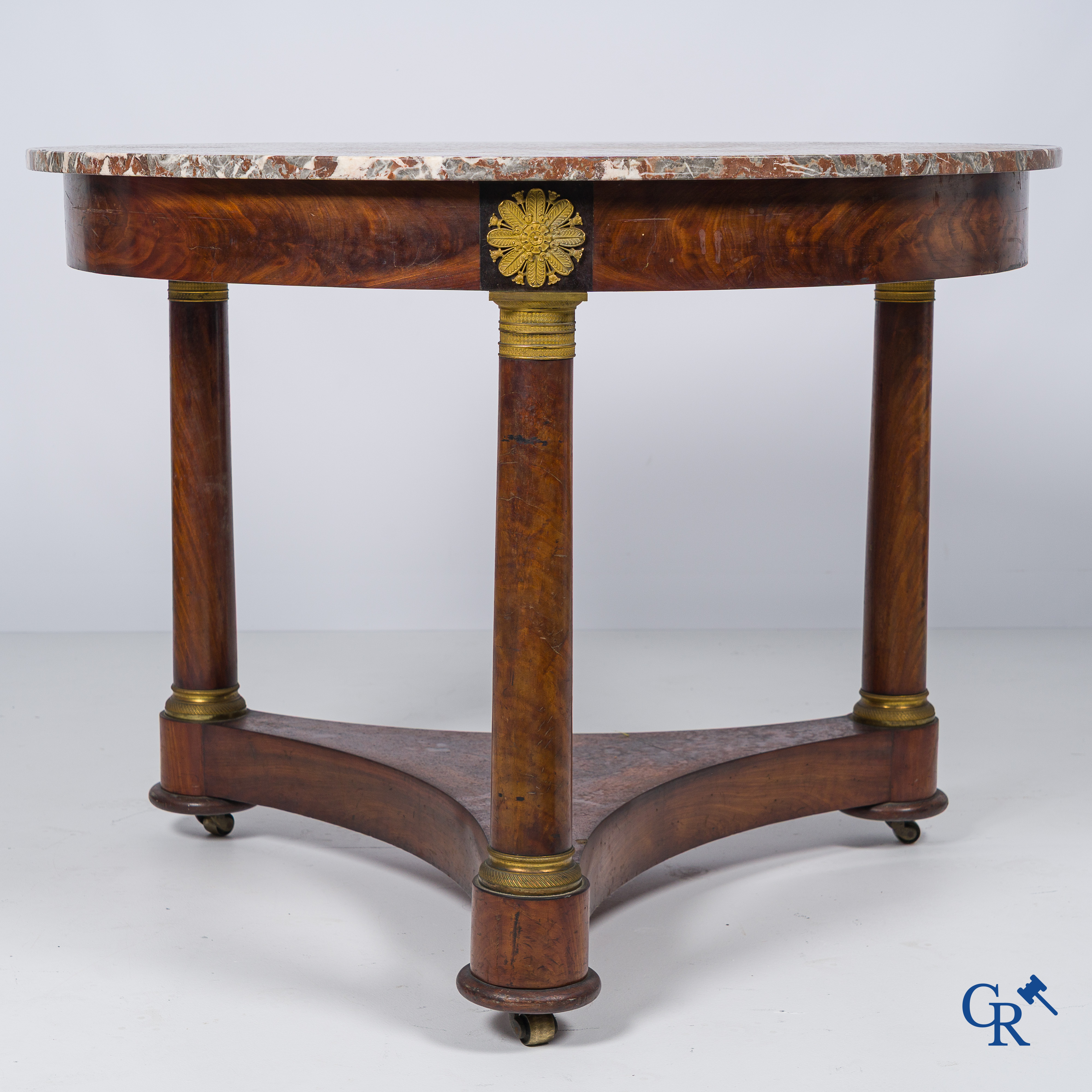 Empire. Grote guéridon in mahoniehout fineer met fijn geciseleerde en vergulde bronzen. Frankrijk, circa 1810.
