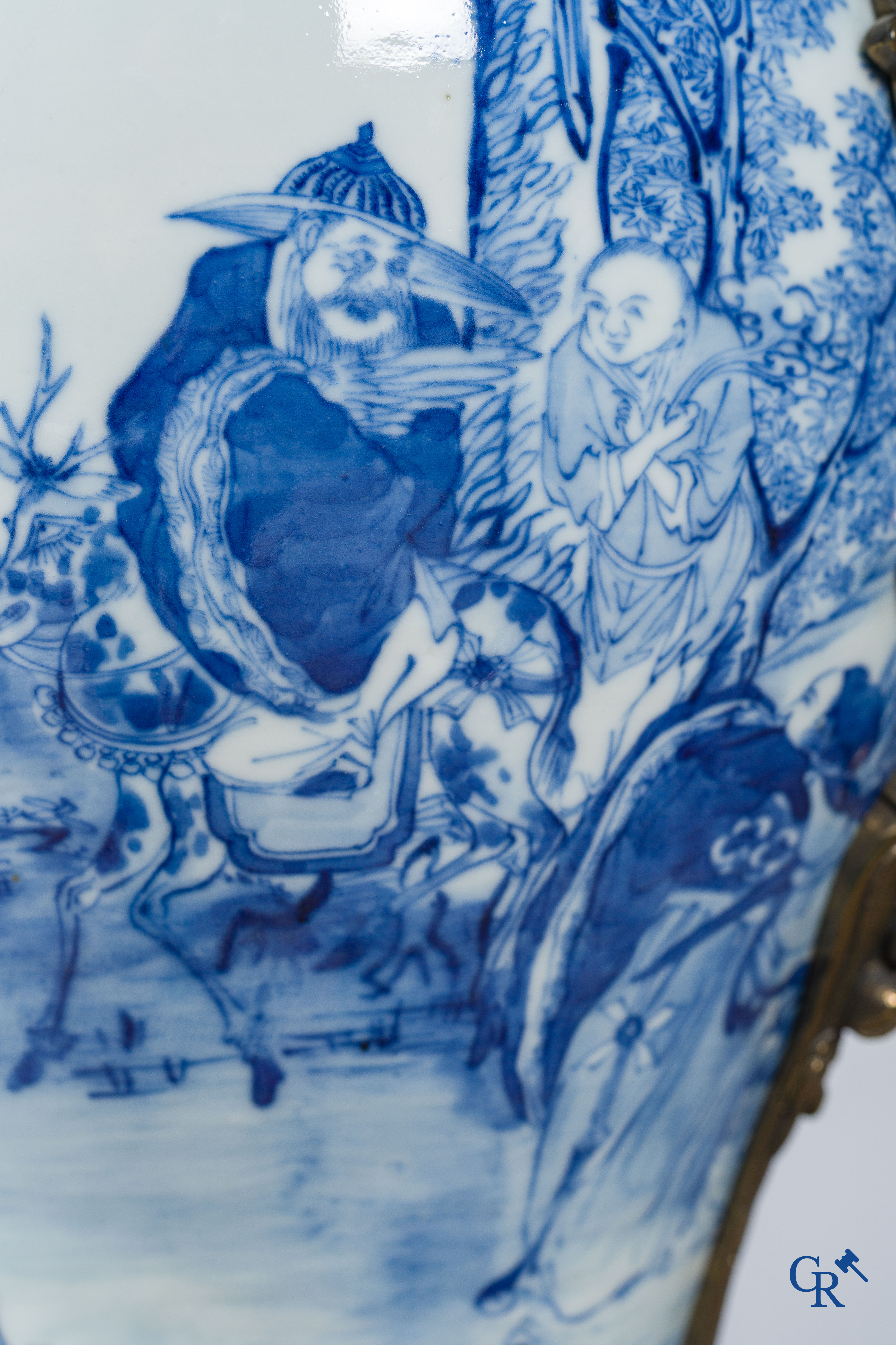 Aziatica. Chinees porselein. Imposante 5-delige schouwgarnituur in Chinees blauw wit porselein en brons.