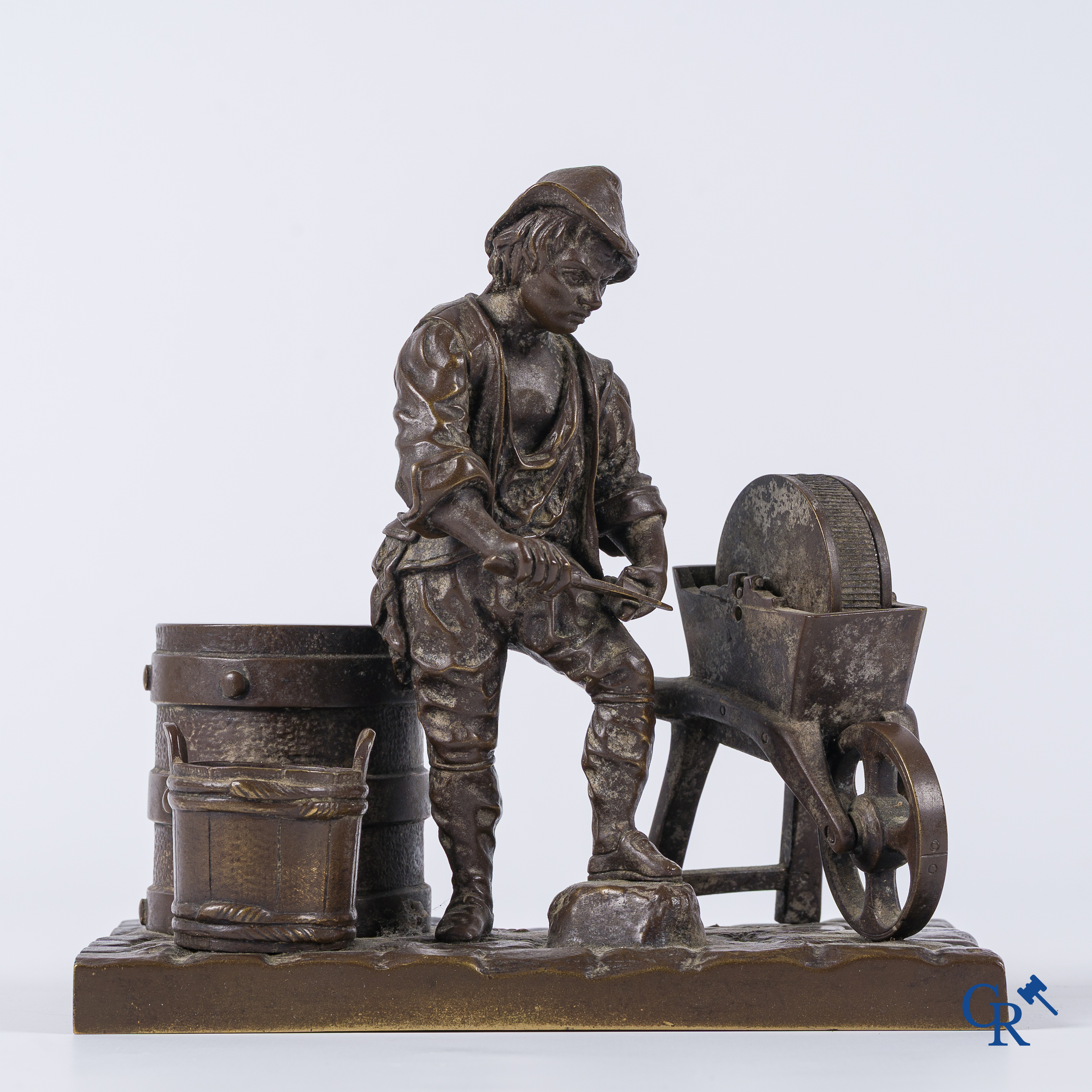 A. Vanden Plas. Voorstelling in brons van een messenslijper dienend als tabakset met pyrogène. Gieterij Susse Frères.