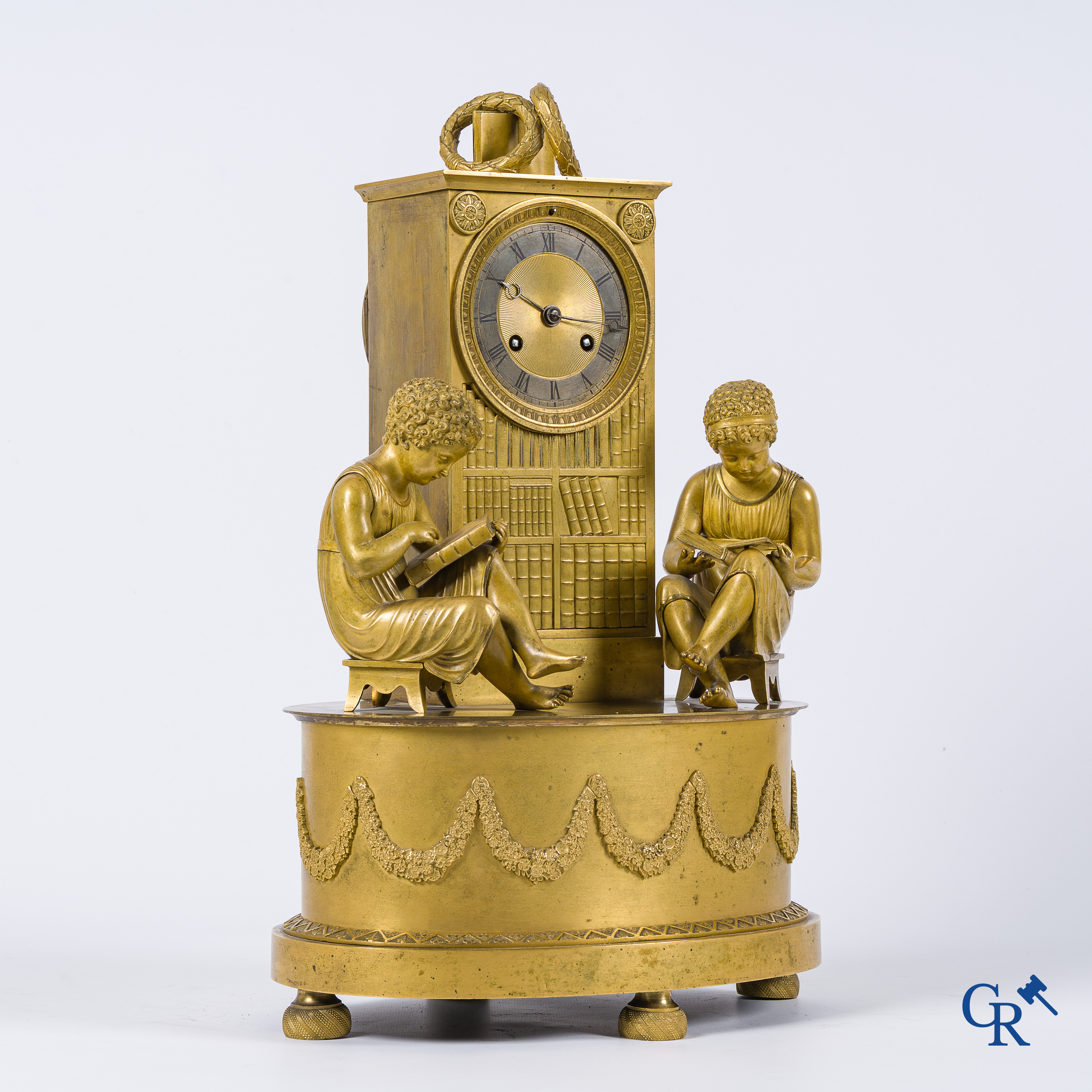 Pendule in fijn geciseleerd en verguld brons. "La lecture" Frankrijk, Restauratie periode, 1ste kwart 19e eeuw.