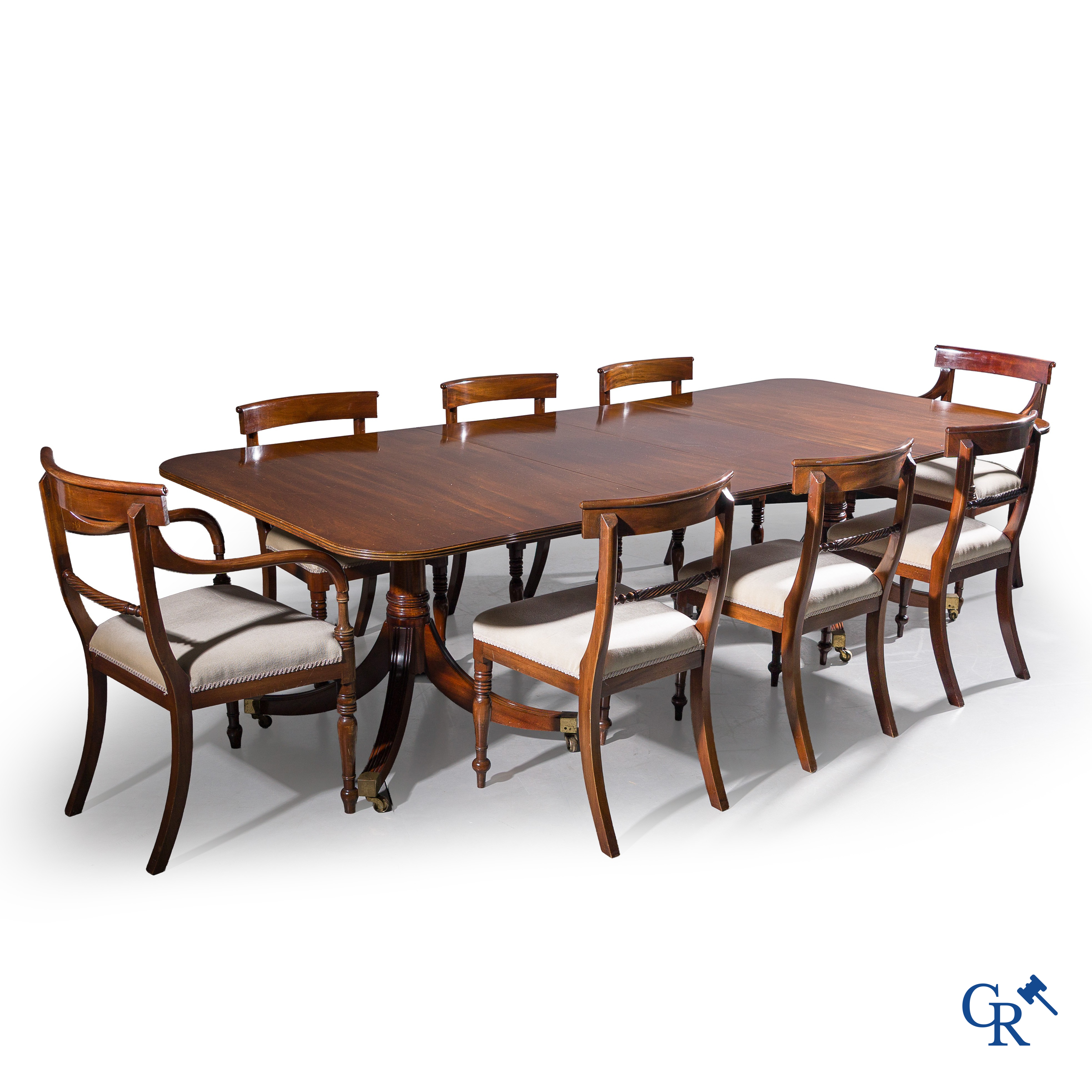 Ensemble van een mahoniehouten tafel met verlengstukken, 2 armstoelen en 6 stoelen in Engelse Regency stijl.