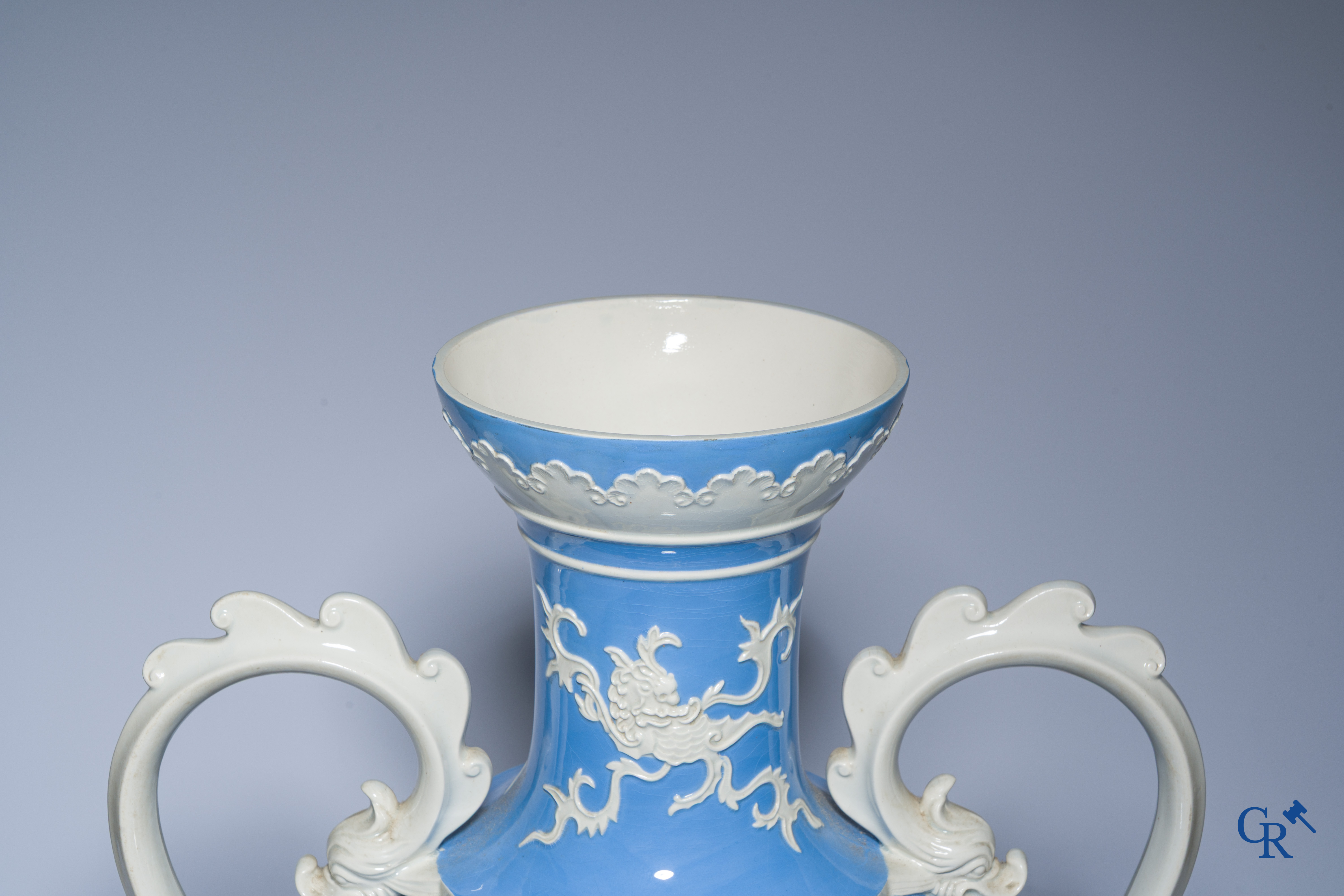 Uitzonderlijke en imposante vaas in faience met een Aziatisch decor. In de stijl van Wedgwood of Mintons. 19de eeuw.