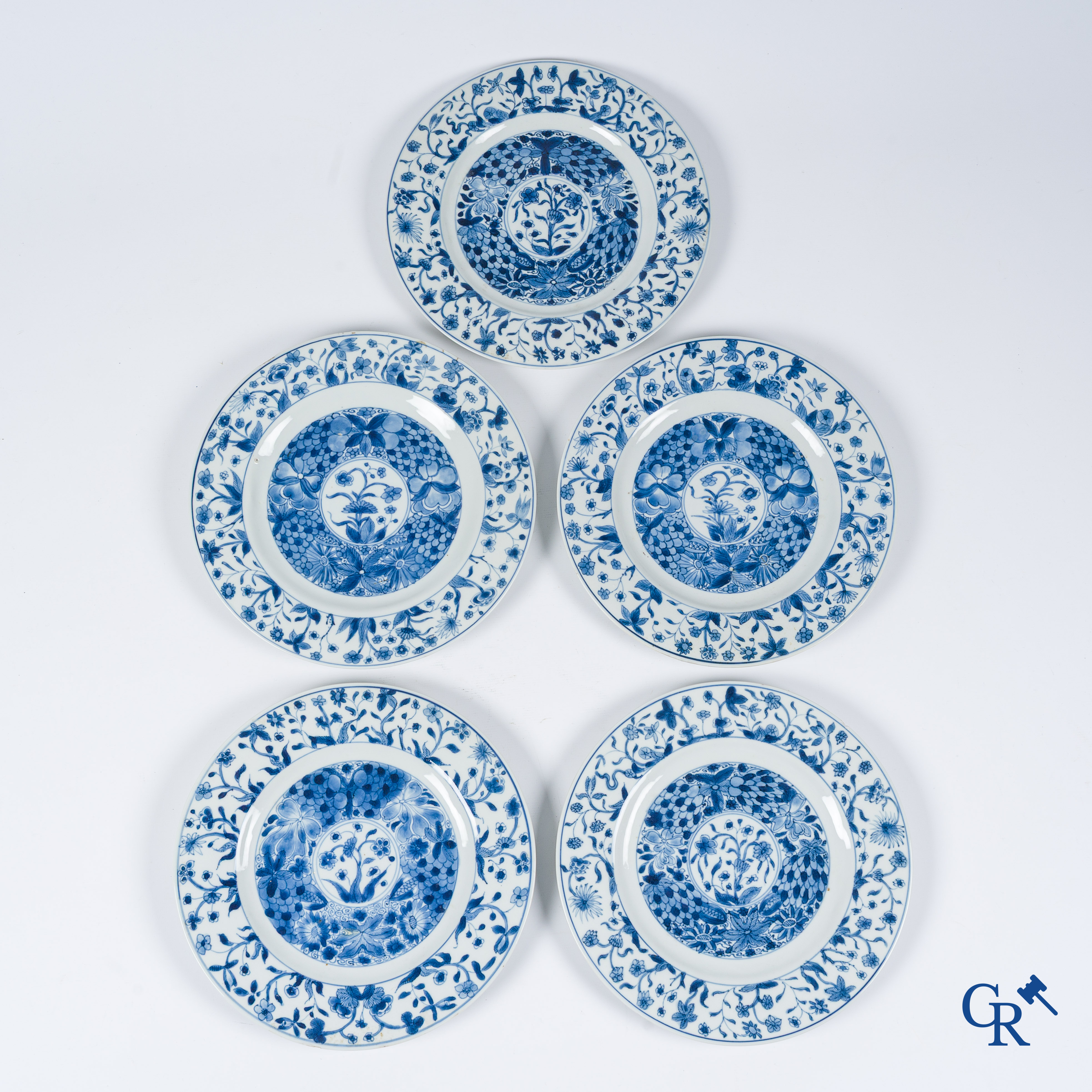 Aziatica. Chinees porselein. 5 Chinese blauw wit porselein borden. Kangxi-periode.