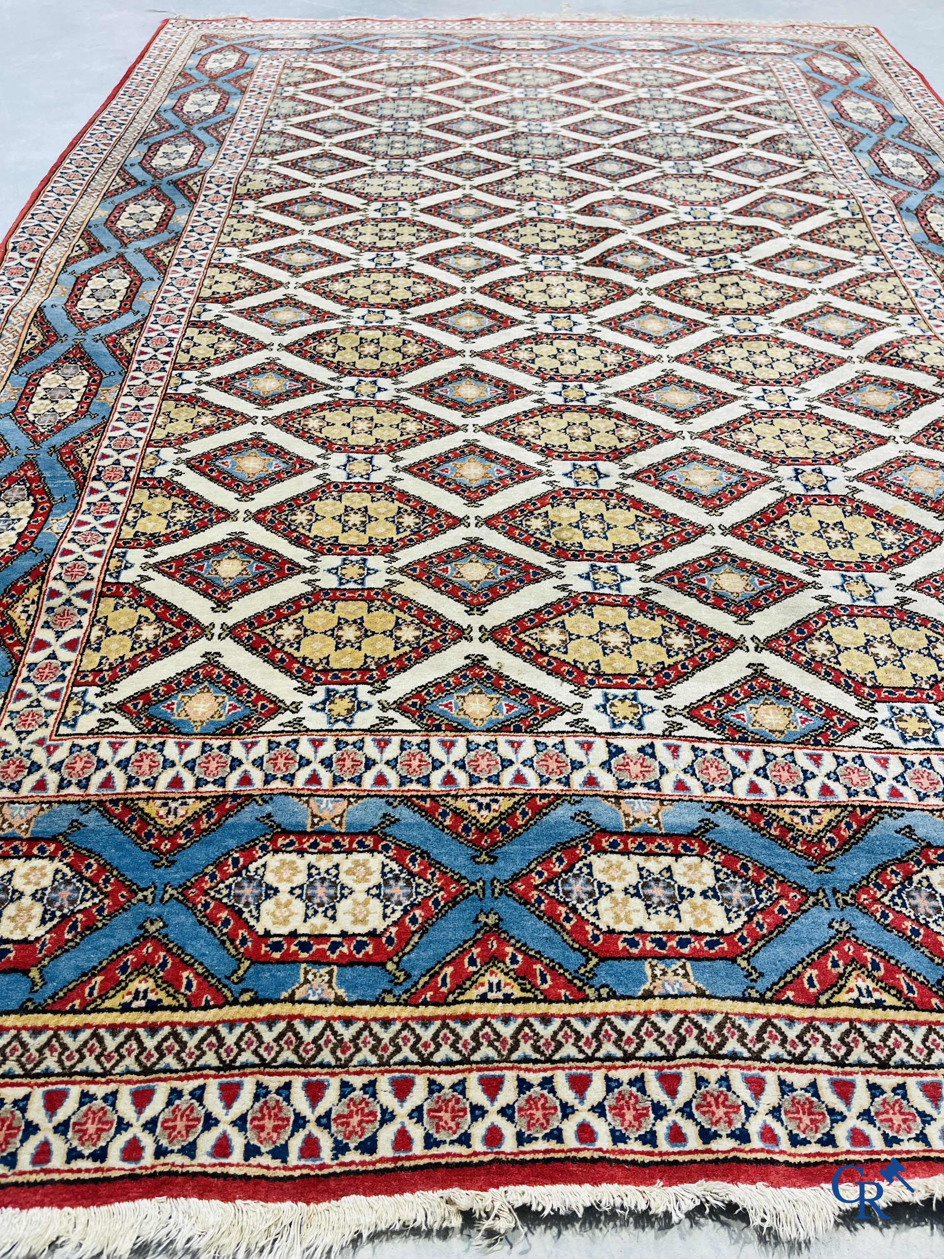 Oosterse tapijten. Ghoum. Perzisch tapijt met geometrische motieven. Zijde en wol.
