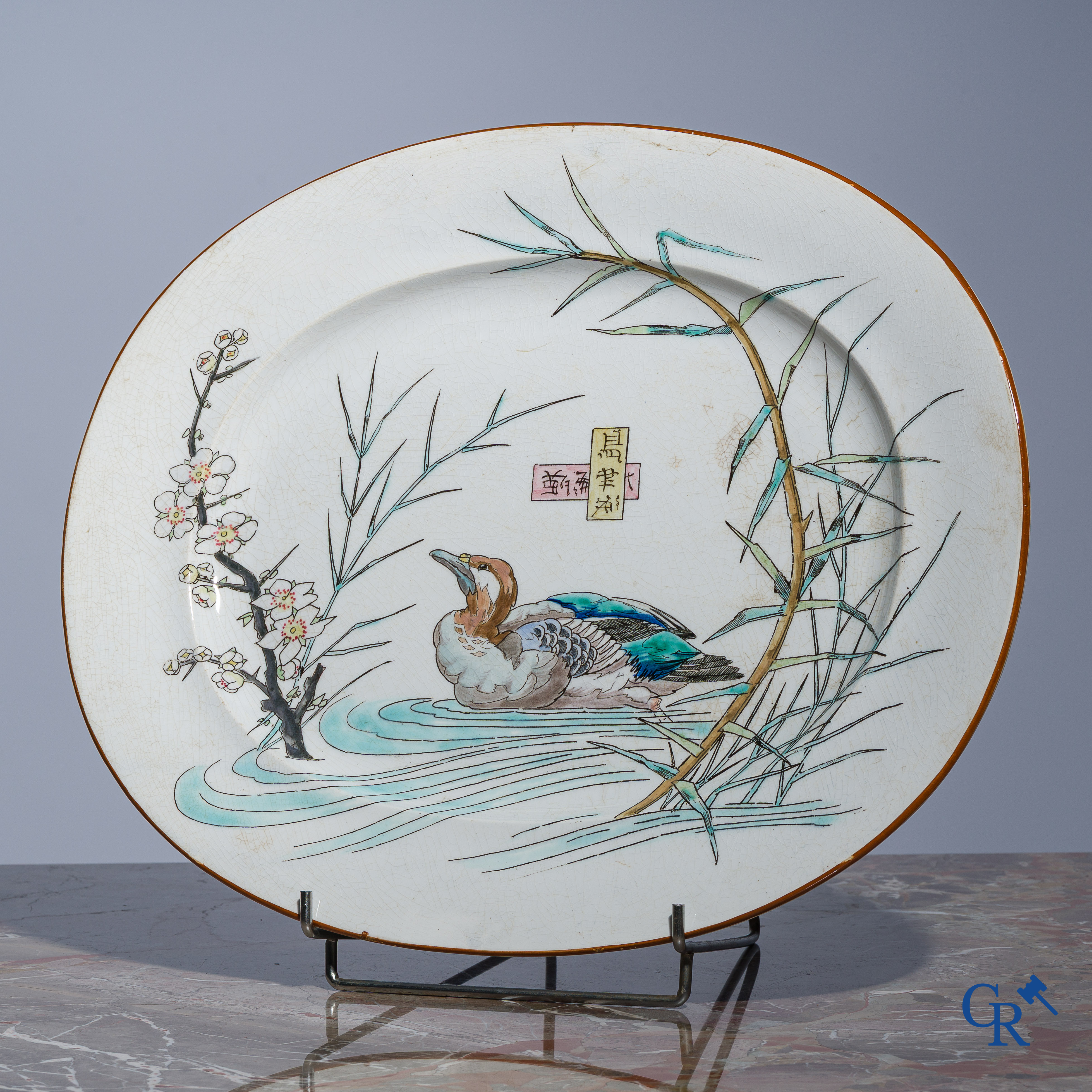 Jules Vieillard & Cie. Bordeaux. Grote schotel in faience met Japoniserend decor. Gemerkt.