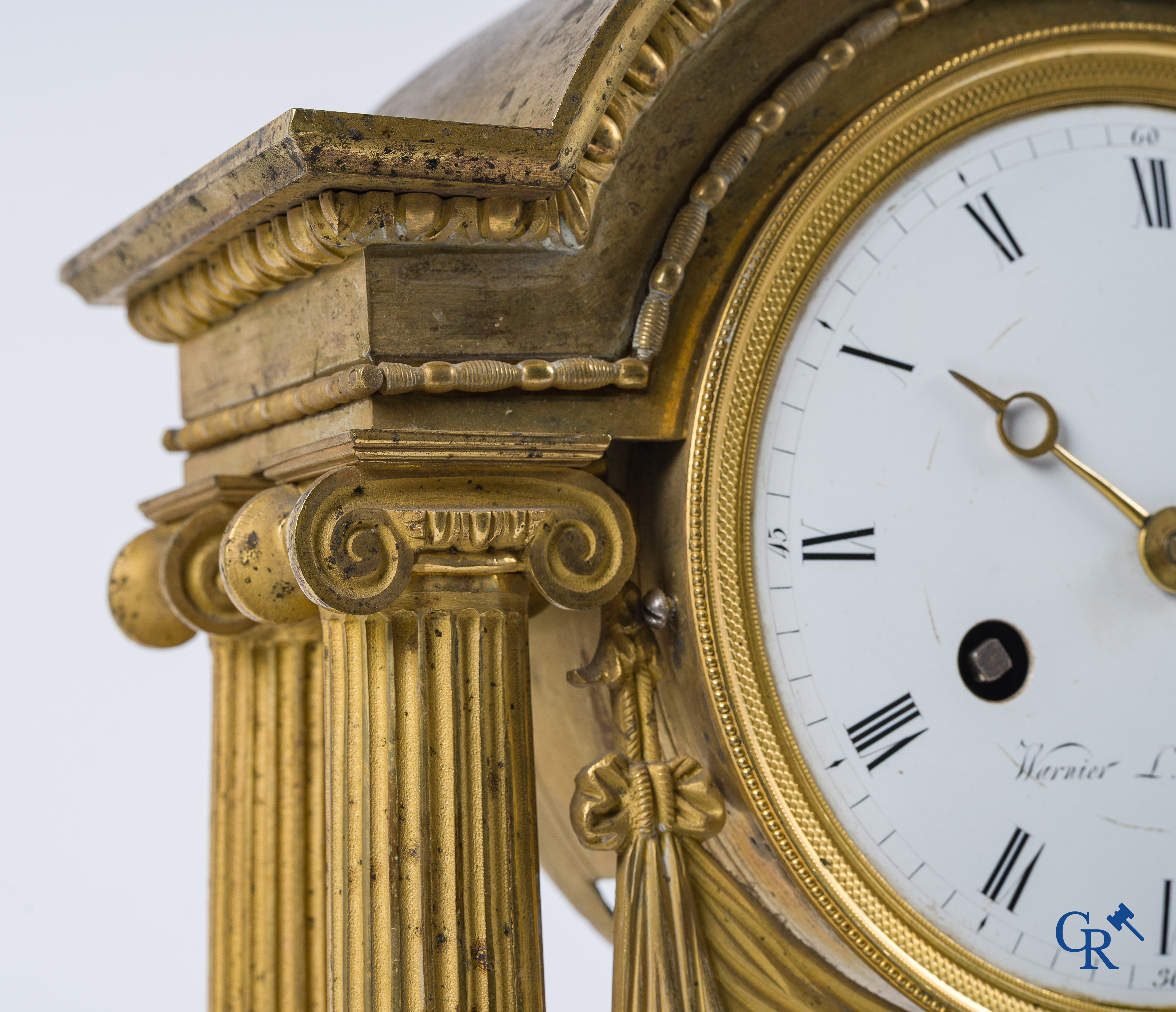 Warnier l'ainé à Paris. Pendule portique en bronze finement ciselé et doré. Fin du XVIIIe siècle.