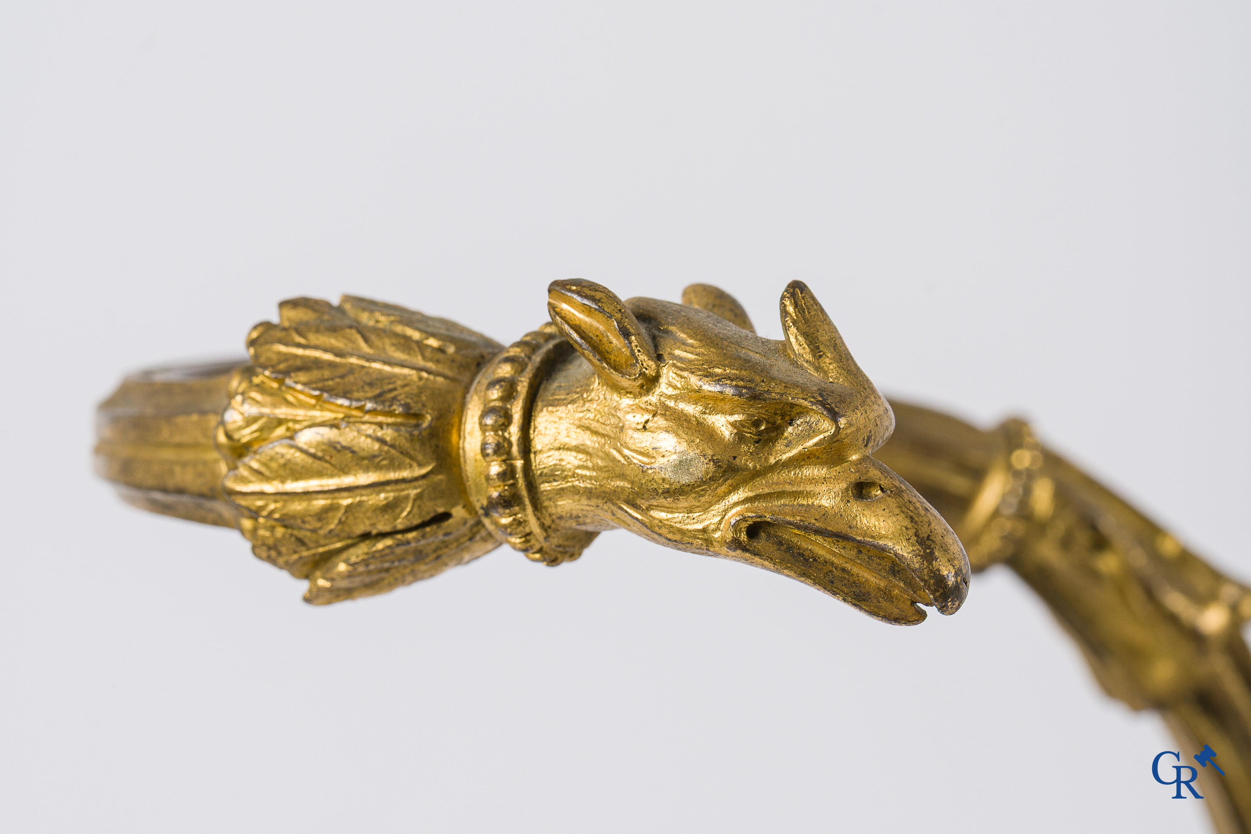 Empire. Porte parapluie met adelaarskoppen in fijn geciseleerde en vergulde brons. Frankrijk, circa 1810.