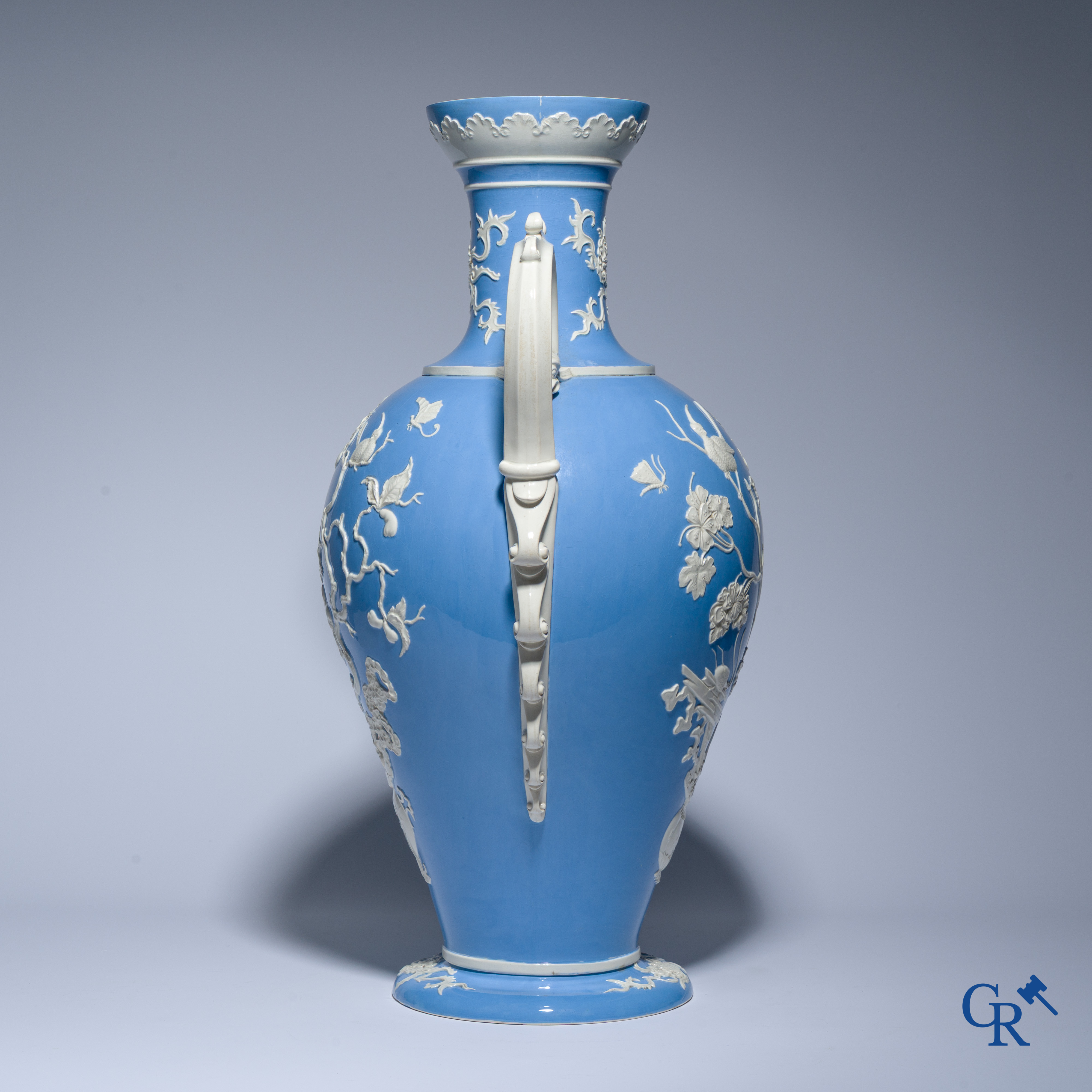 Uitzonderlijke en imposante vaas in faience met een Aziatisch decor. In de stijl van Wedgwood of Mintons. 19de eeuw.