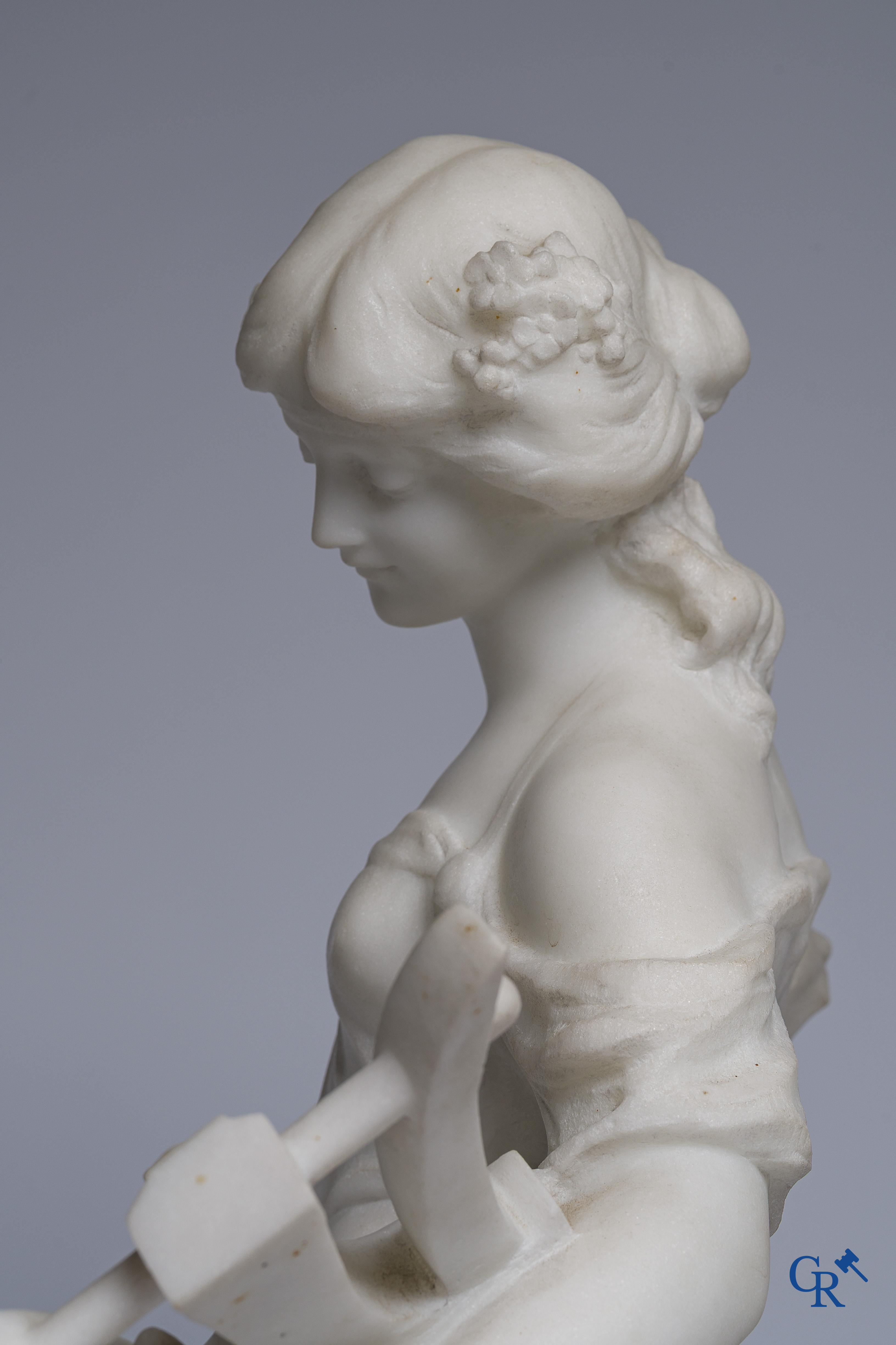 Edouard Drouot (1859-1945) Voorstelling van een jongedame met lier in gebeeldhouwd Carrara marmer. Circa 1900.