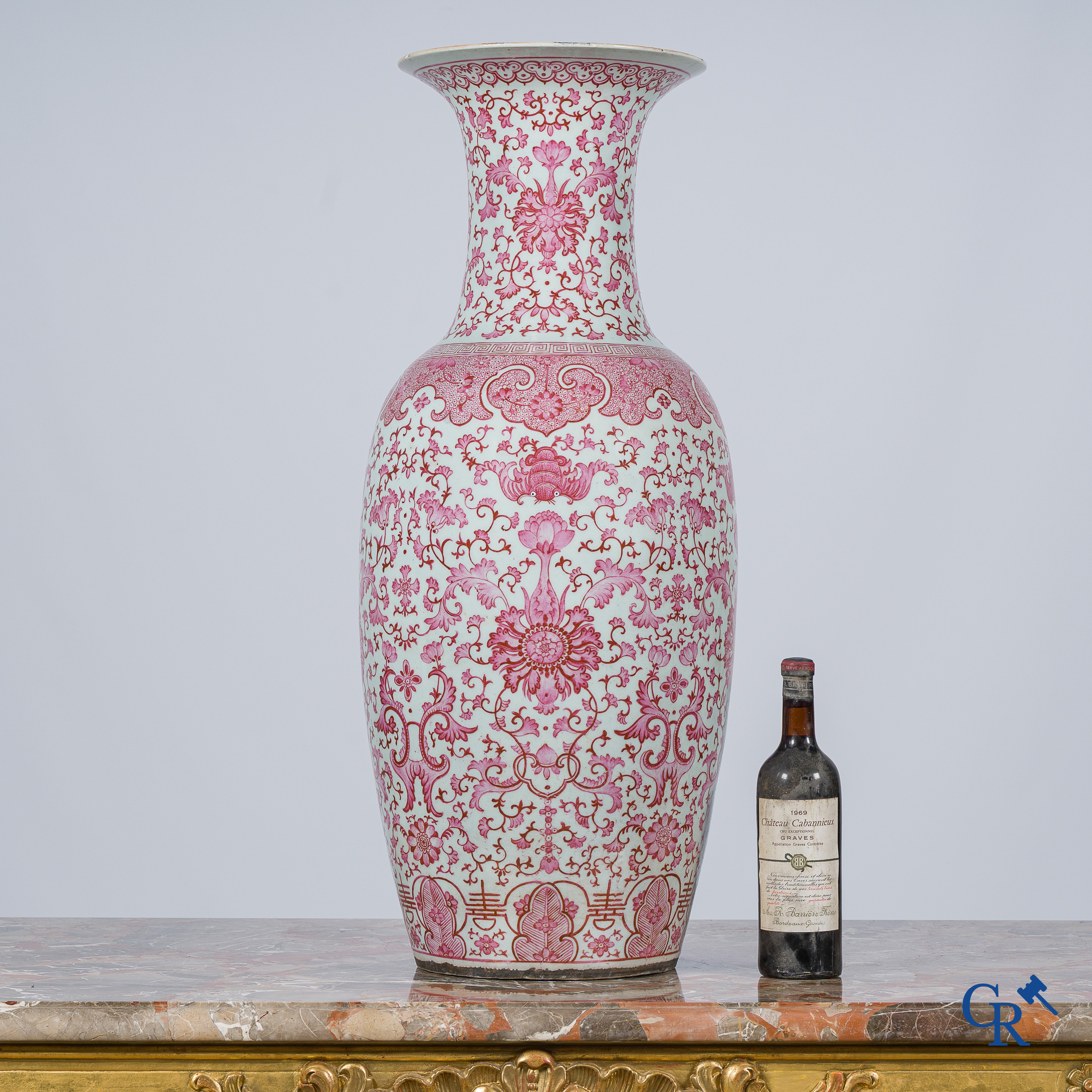 Aziatica. Chinees porselein. Grote baluster vaas met purperroze motieven. 19e eeuw.