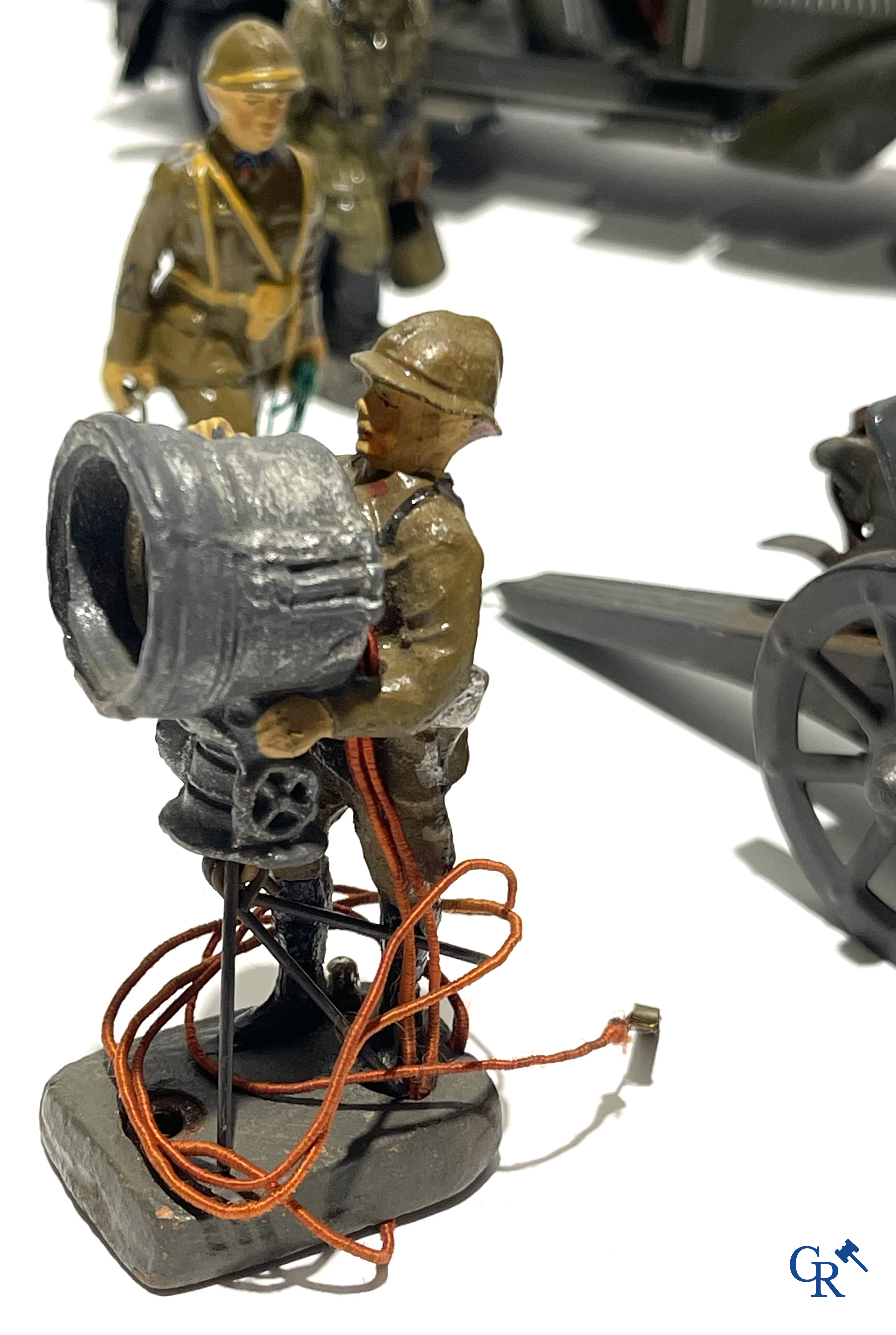Oud Speelgoed. Uitzonderlijk goed bewaard lot Duits militair speelgoed in blik en figuren in composiet. Jaren '30-'40.