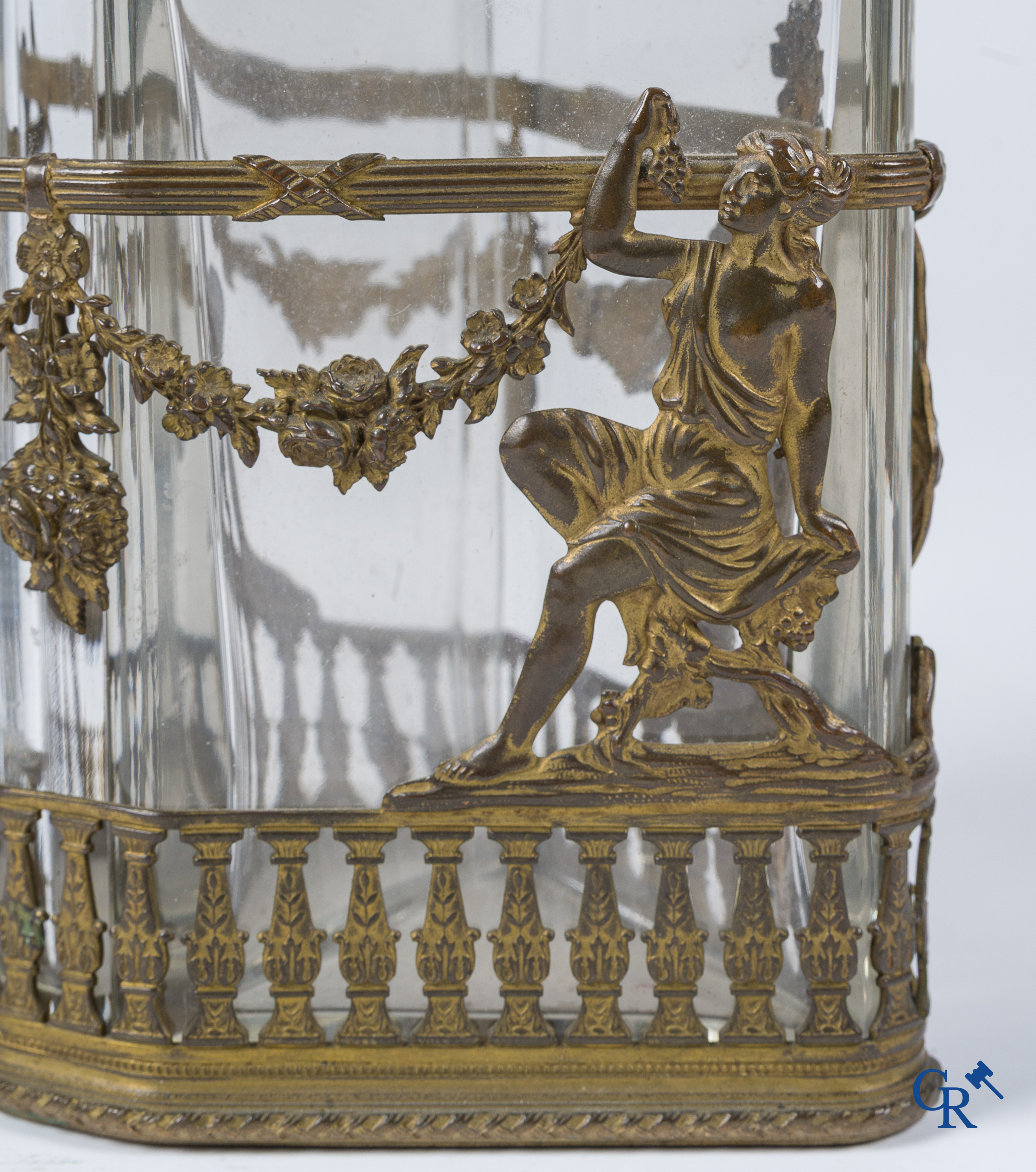 Parfumstel met twee grote flacons van geslepen kristal ingezet in een montuur van verguld brons. Circa 1900.