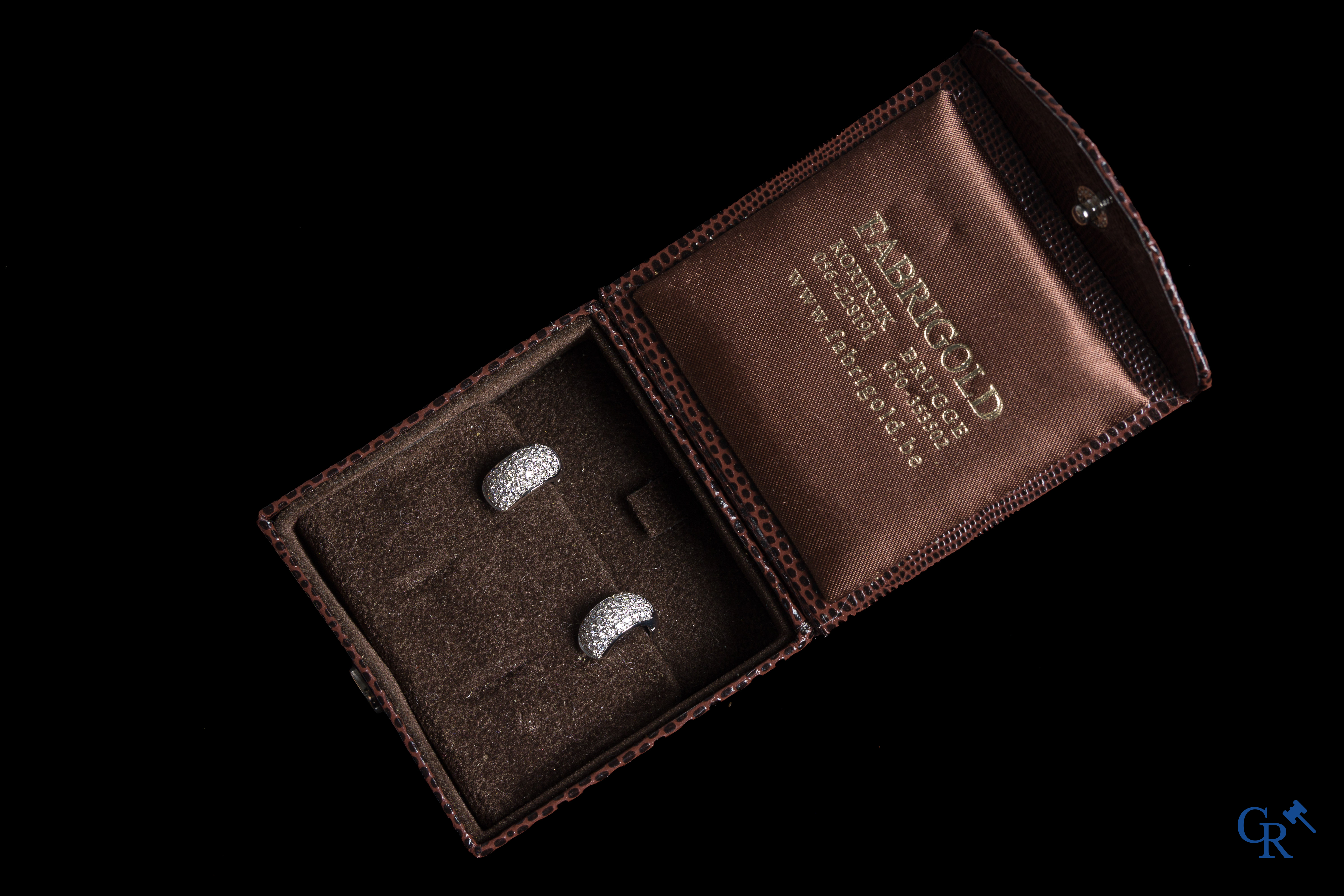 Jewellery. Necklace with pendant and a pair of earrings in white gold 750°/00 set with small diamonds.