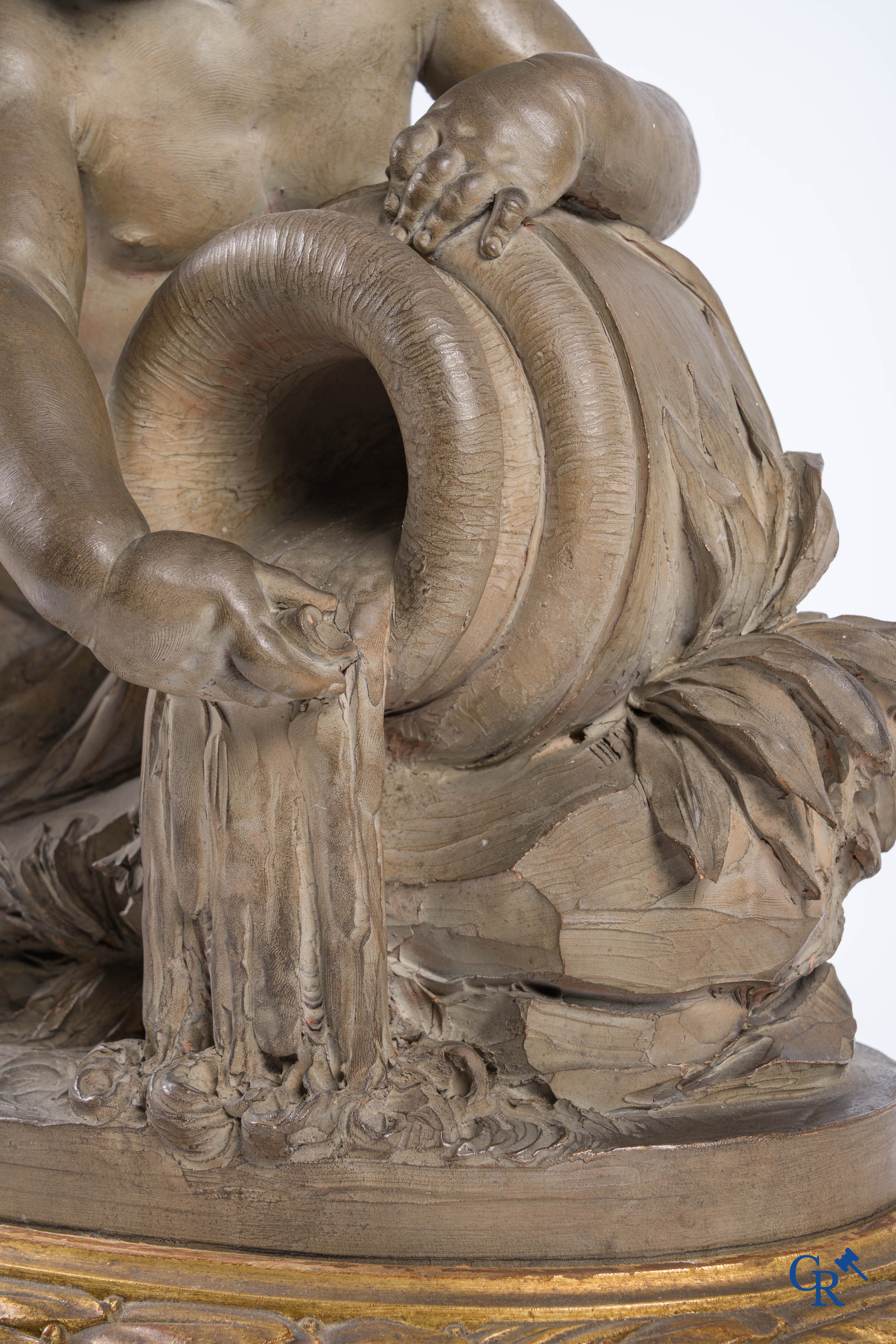 "La Source" Een grote terra cotta groep op een houten vergulde sokkel. LXVI-stijl. 19e eeuw.