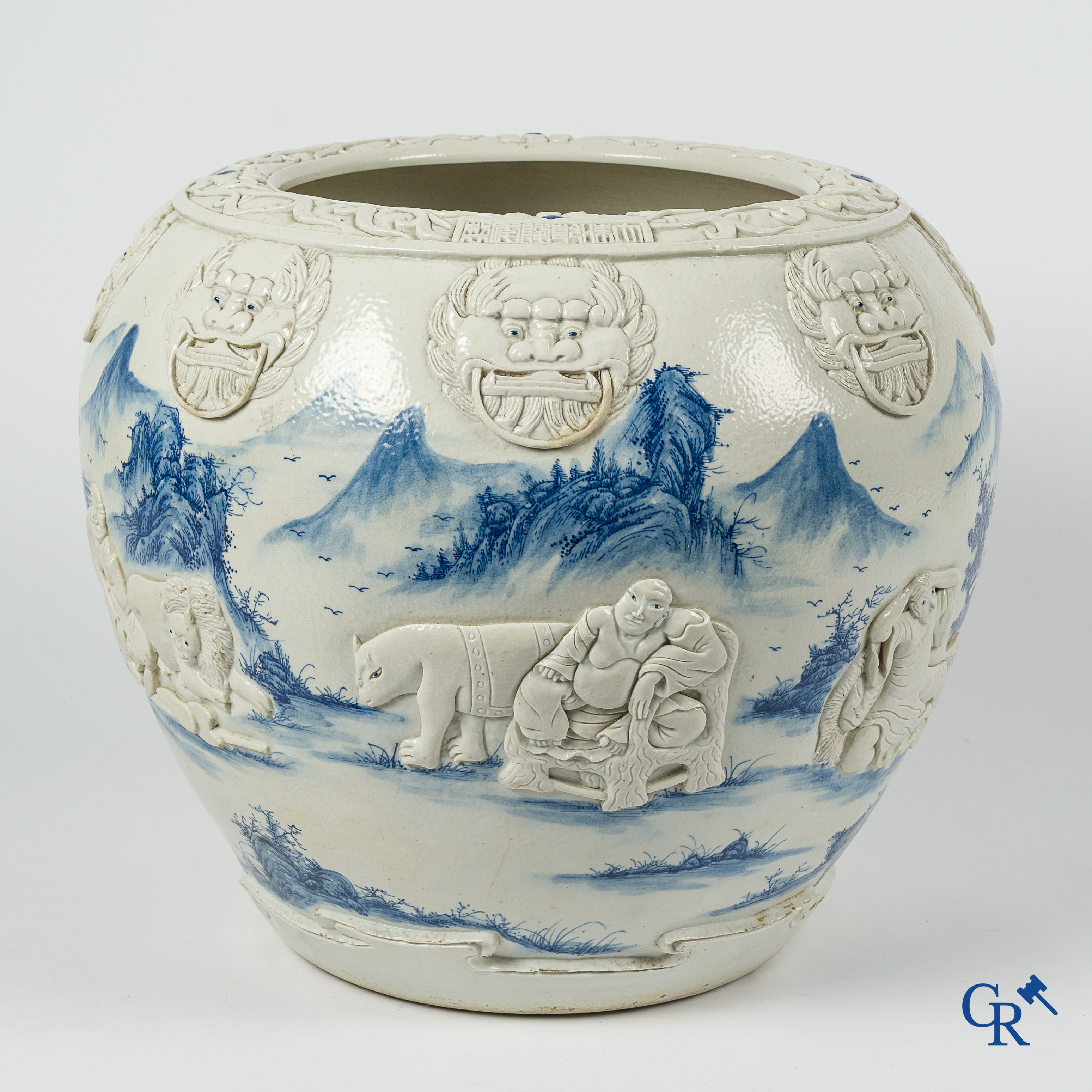 Aziatica. Oosters porselein. Grote cache pot, reliëfdecor op een blauw-wit landschap achtergrond. 19e eeuw.