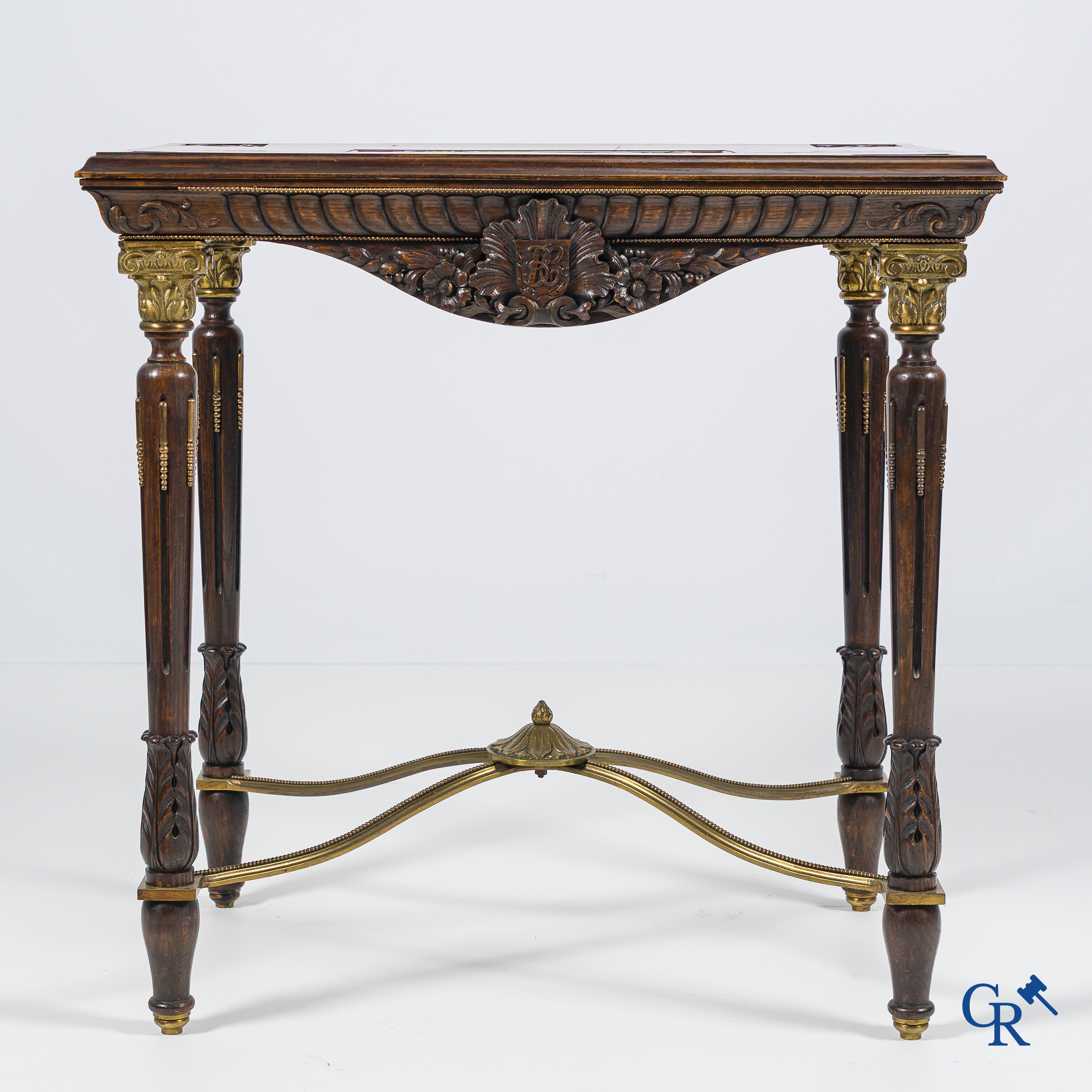 Picanol, Ieper. Uitzonderlijke tafel met taferelen van weefgetouwen, ambachten en wapenschilden. Augustus 1946.