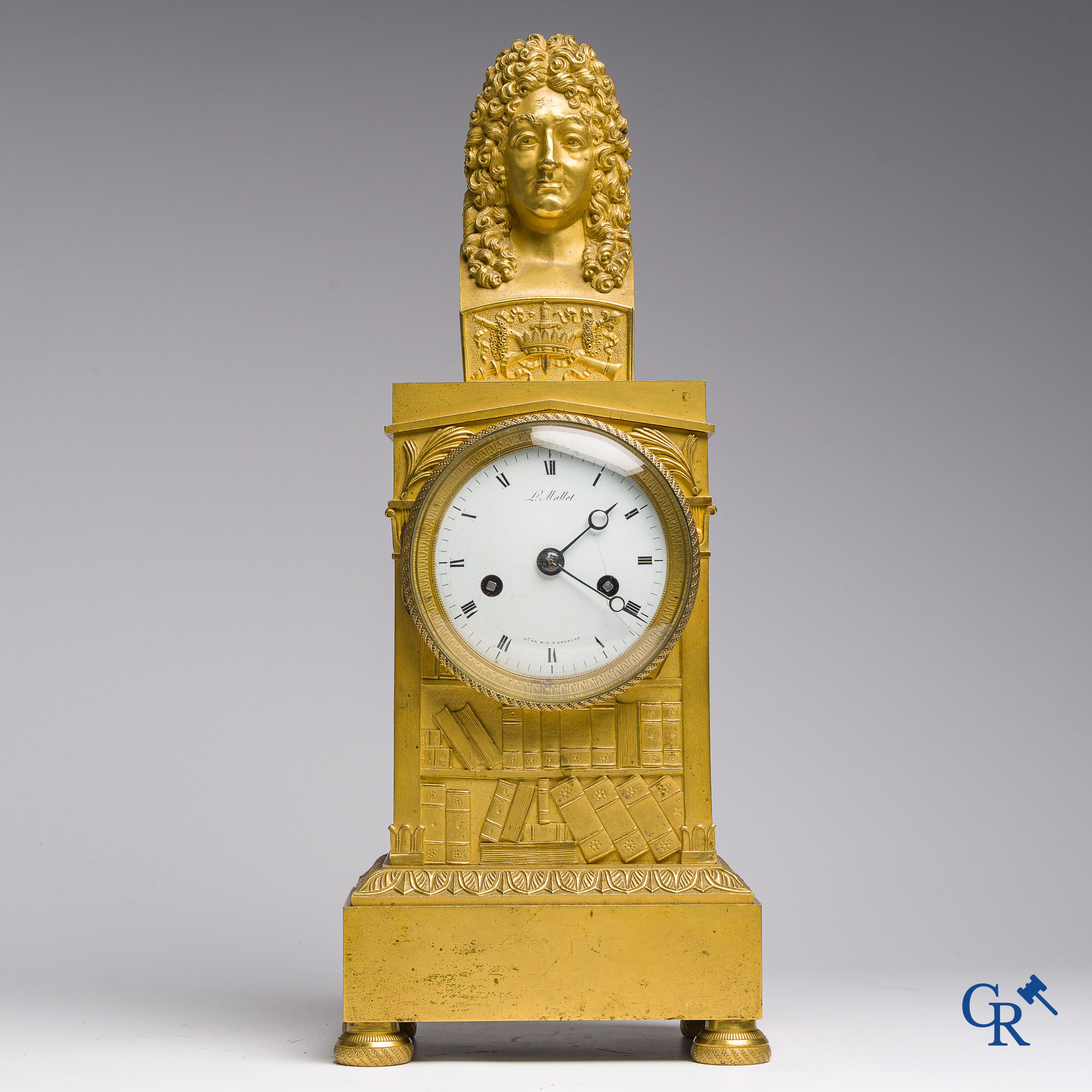 Fijn geciseleerde en vergulde bibliotheek pendule in brons. Gesigneerd Ls Mallet, Hr de M.D. D'Orléans. Circa 1830.