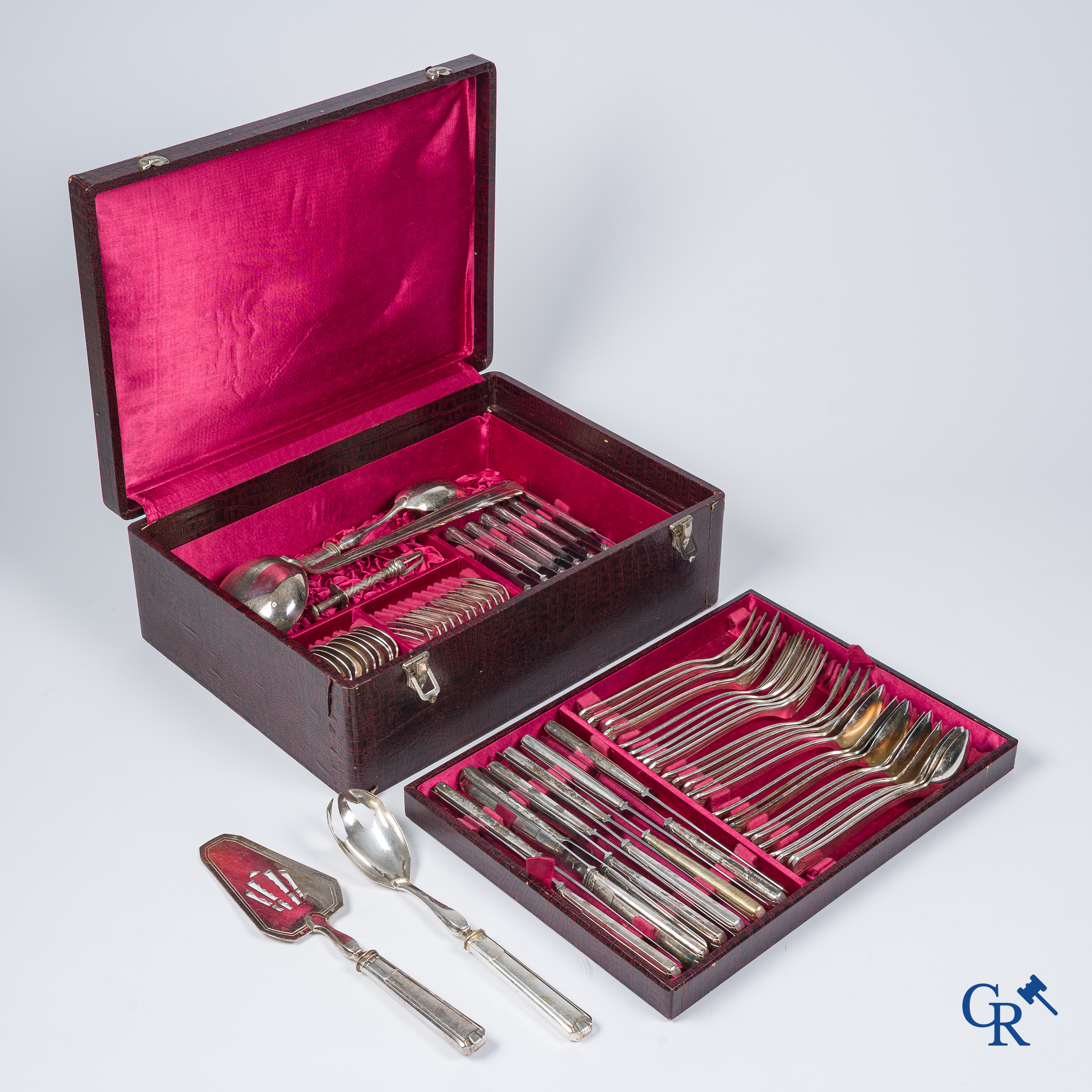 Bestekkoffer met bestek in verzilverd metaal.