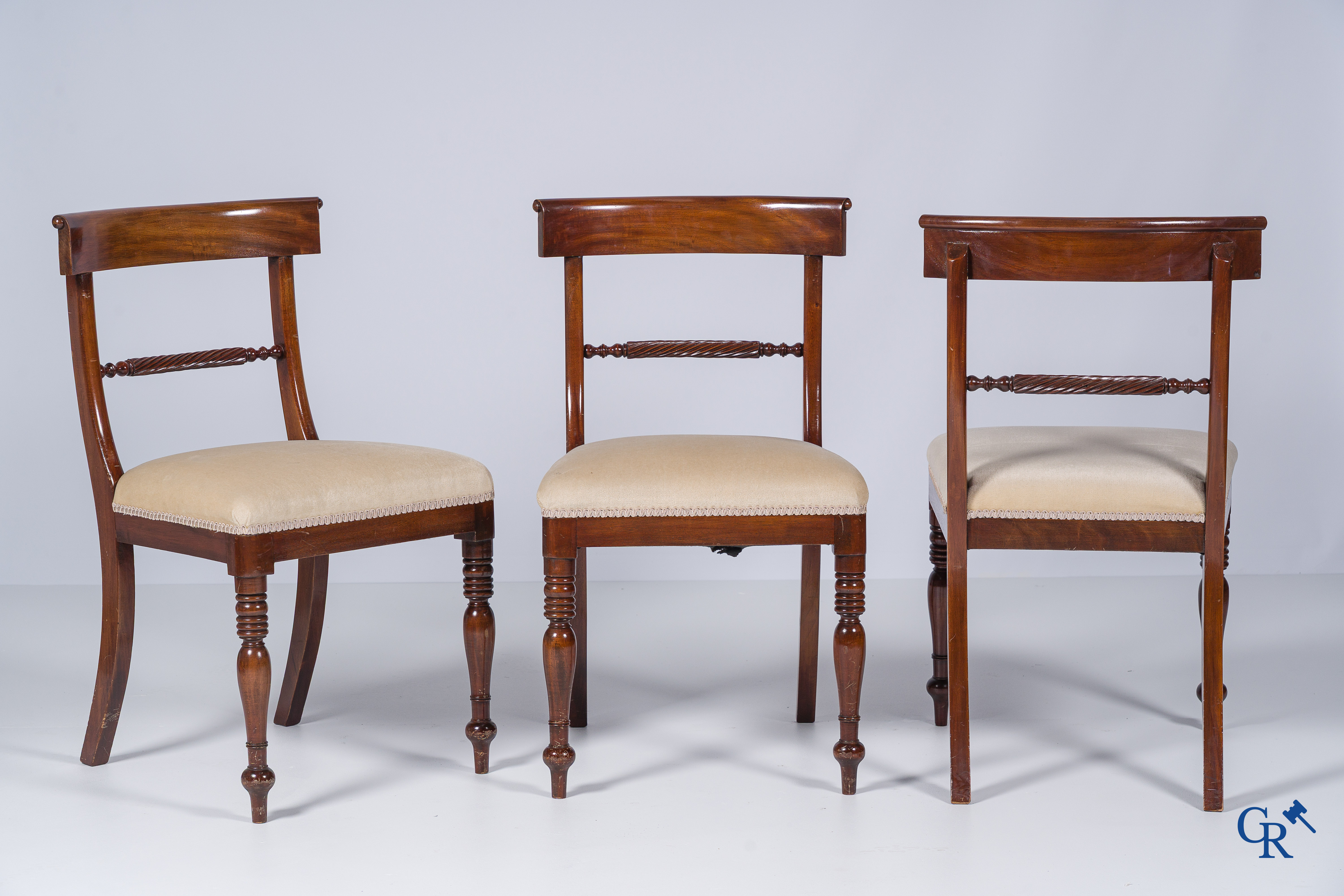 Ensemble van een mahoniehouten tafel met verlengstukken, 2 armstoelen en 6 stoelen in Engelse Regency stijl.