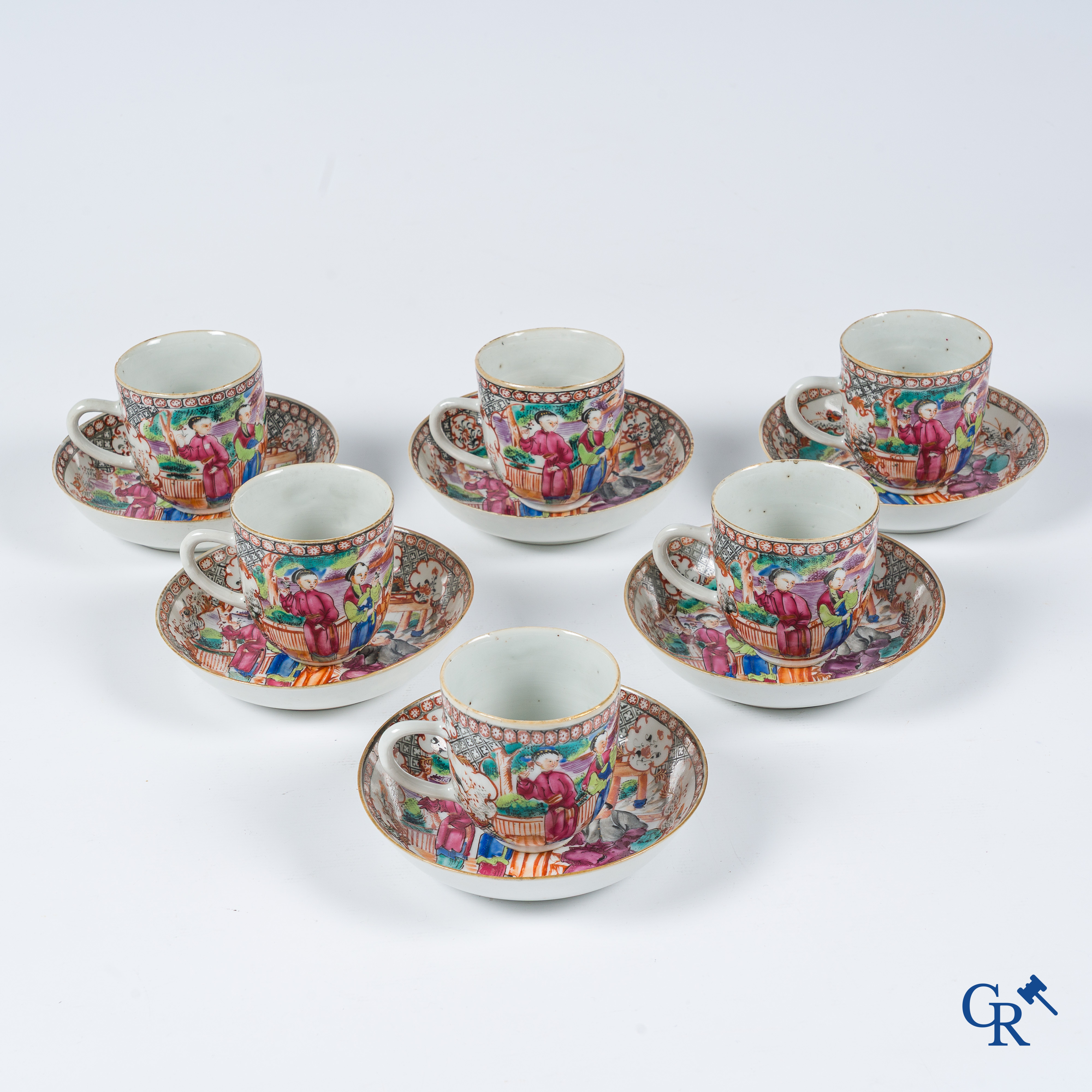 Aziatica. Chinees porselein. Reeks van 6 kopjes en schoteltjes in Chinees export porselein met Mandarijn decor.