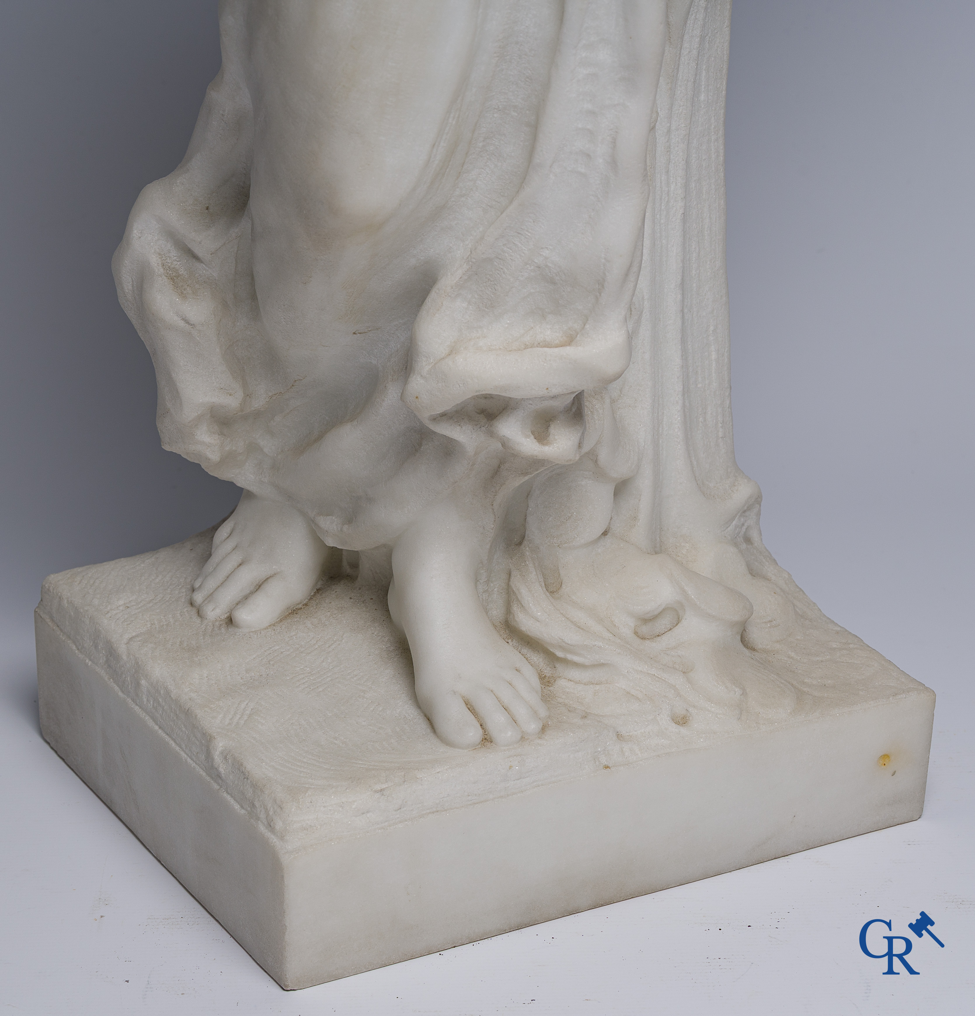 Edouard Drouot (1859-1945) Voorstelling van een jongedame met lier in gebeeldhouwd Carrara marmer. Circa 1900.
