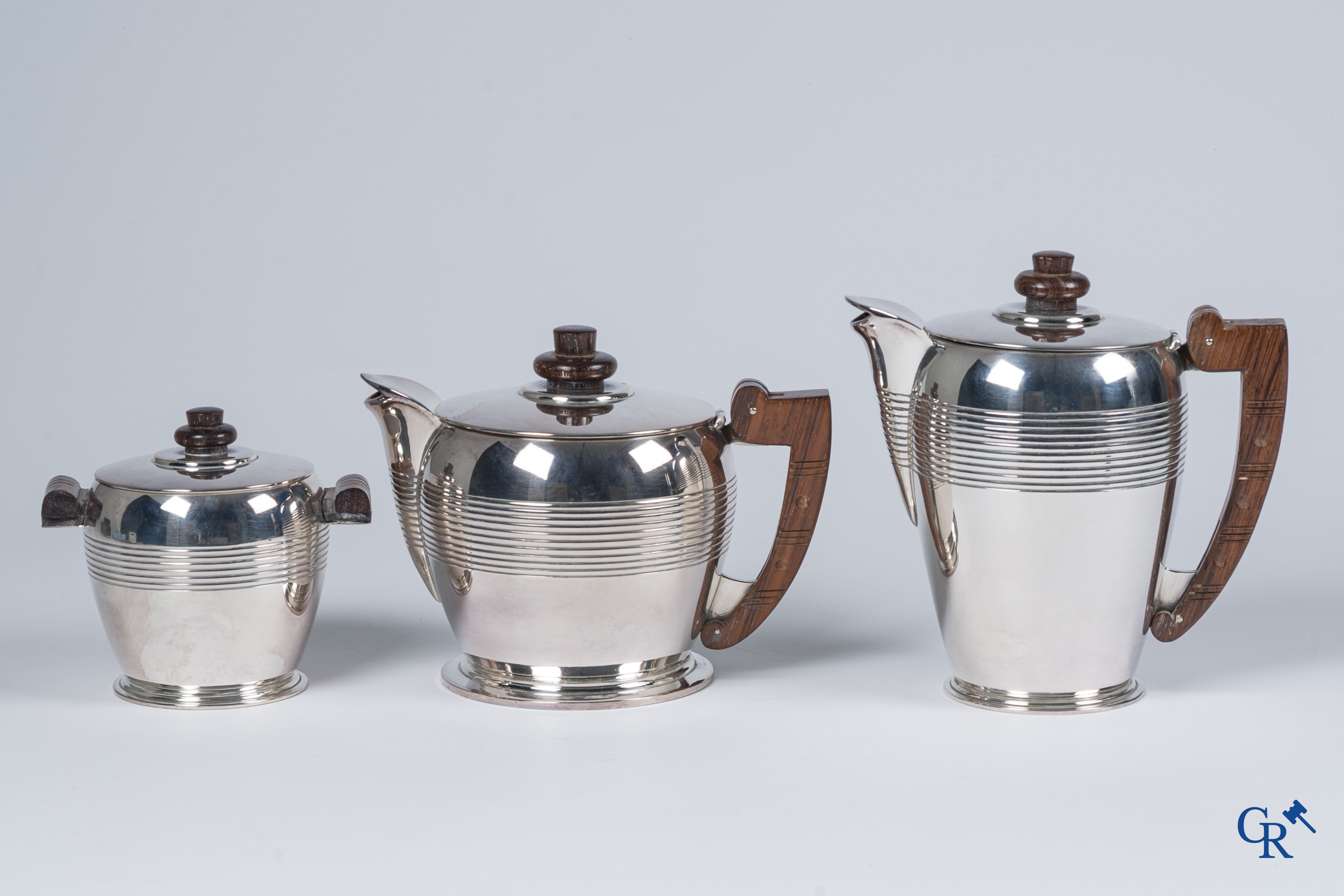 Art Deco. Ercuis, circa 1930. Koffie- en theeservies in verzilverd metaal.  6 Figuren in verzilverd metaal toegevoegd.