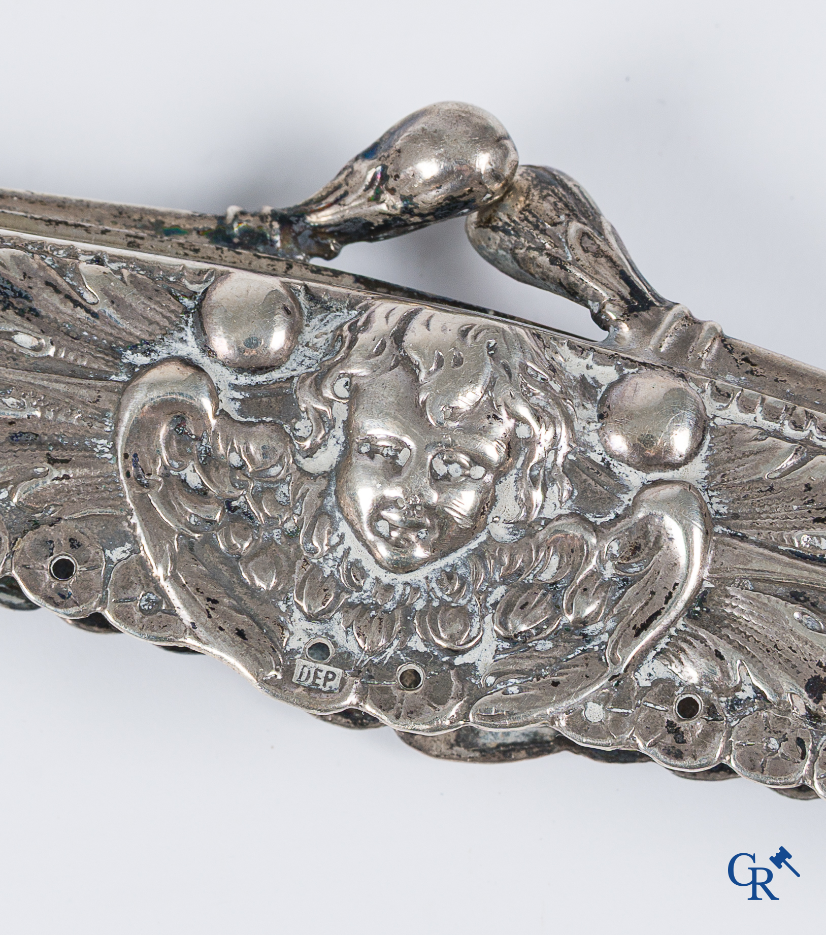 Zilver. Kavel met een avondtas in zilver 925°/00, een slotstuk in zilver 800°/00 een een zilver 800°/00 paraplu handvat.