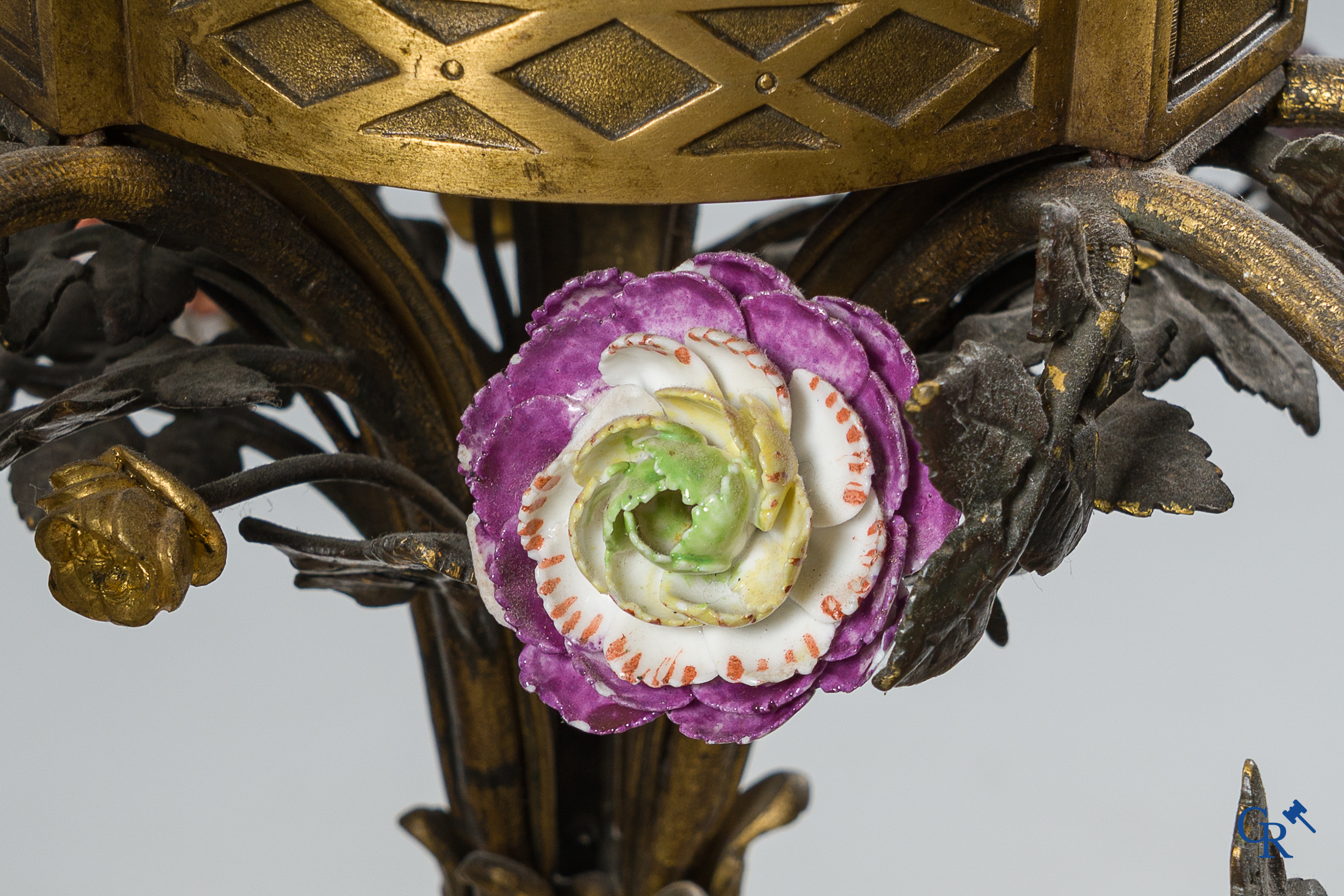 Meissen of Vincennes. "Lustre à cage" in brons met porselein bloemen. LXVI-stijl. Circa 1900.