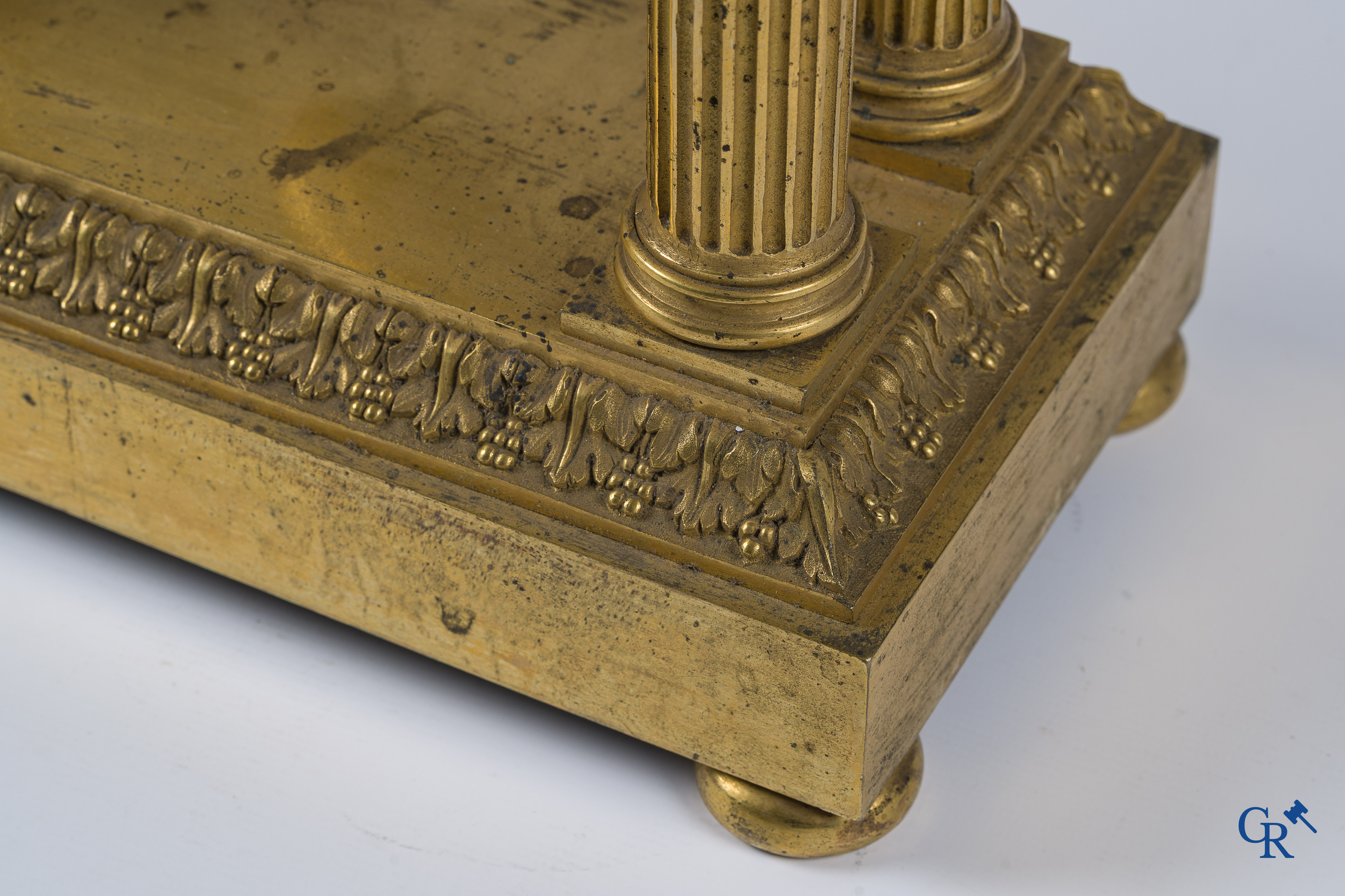 Warnier l'ainé à Paris. Pendule portique en bronze finement ciselé et doré. Fin du XVIIIe siècle.