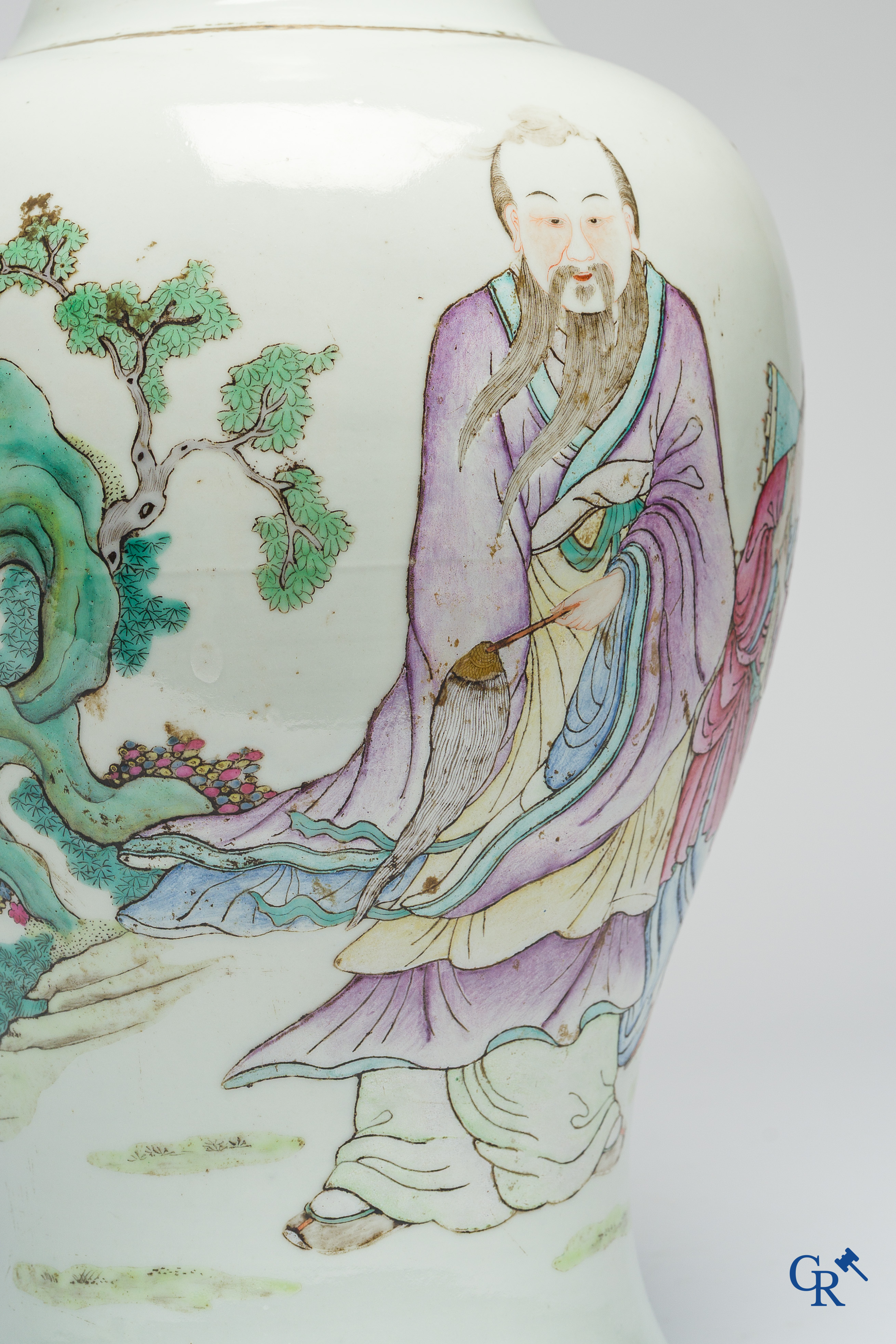 Aziatica. Chinees porselein. Een Chinese famille rose vaas met personages. Gemerkt.