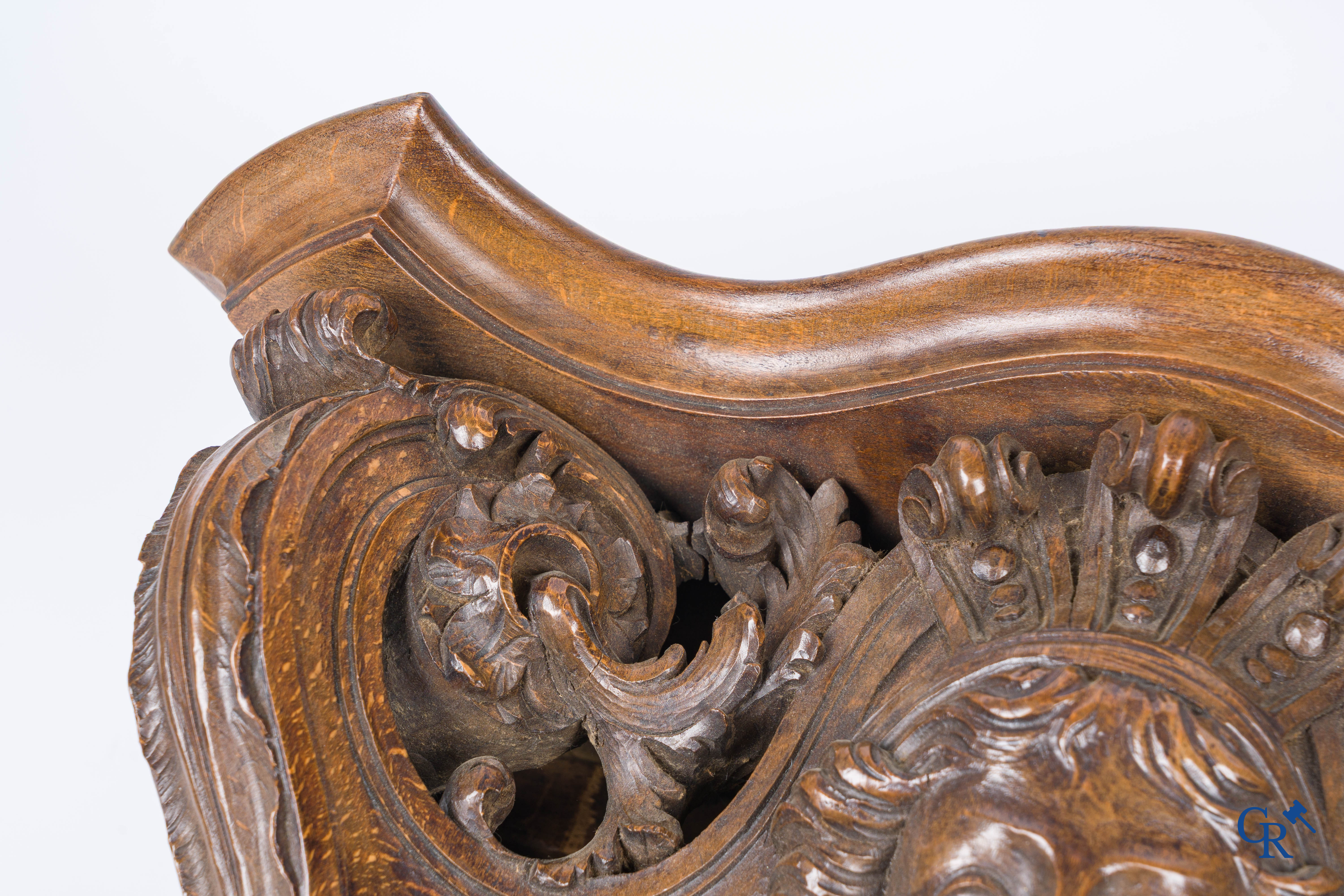 Een rijkelijk gesculpteerde Renaissance-stijl muurconsole in notelaar. 19e eeuw.