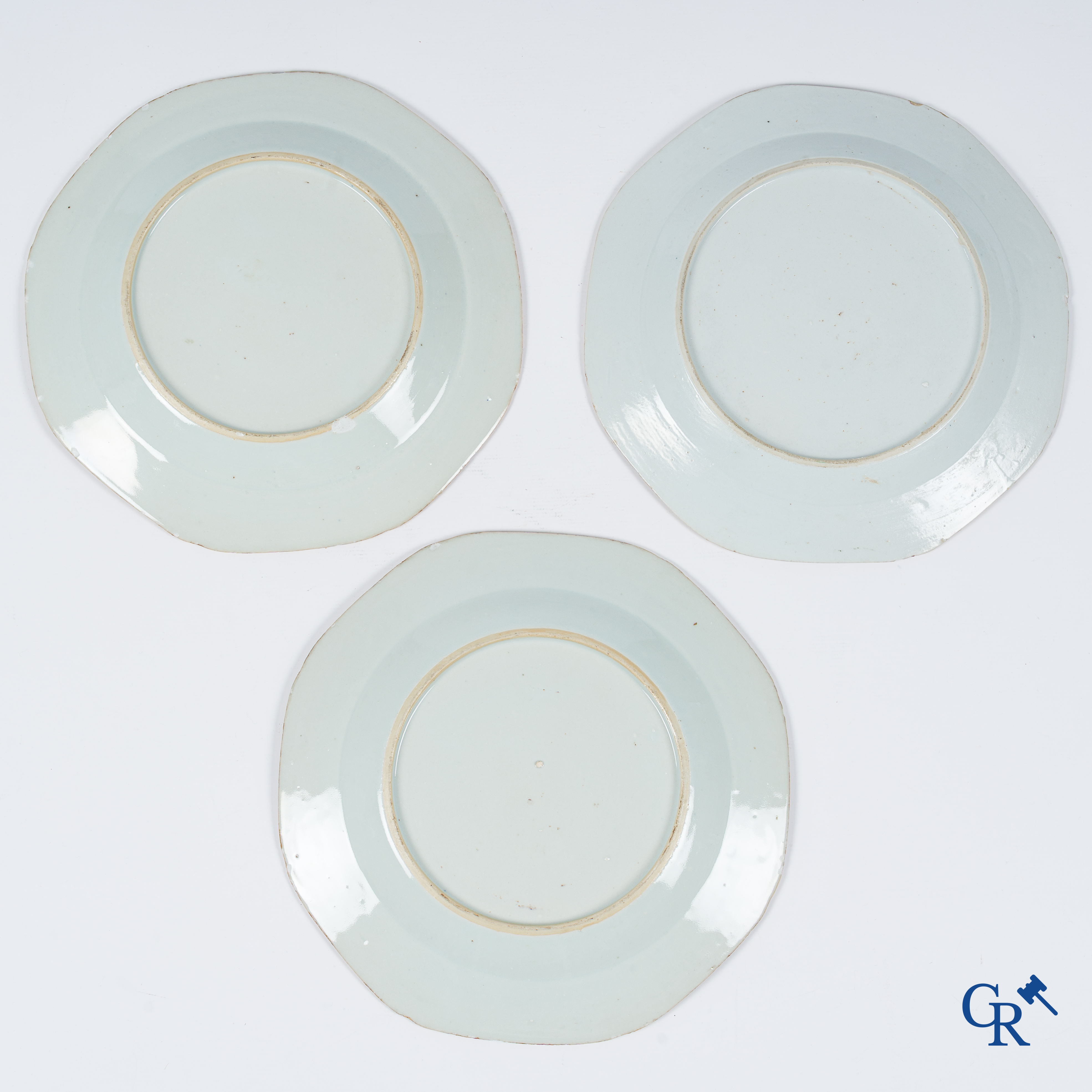 Aziatica. Chinees porselein. 6 octagonale Chinese export porselein borden met mandarijn decor. Qianlong periode.