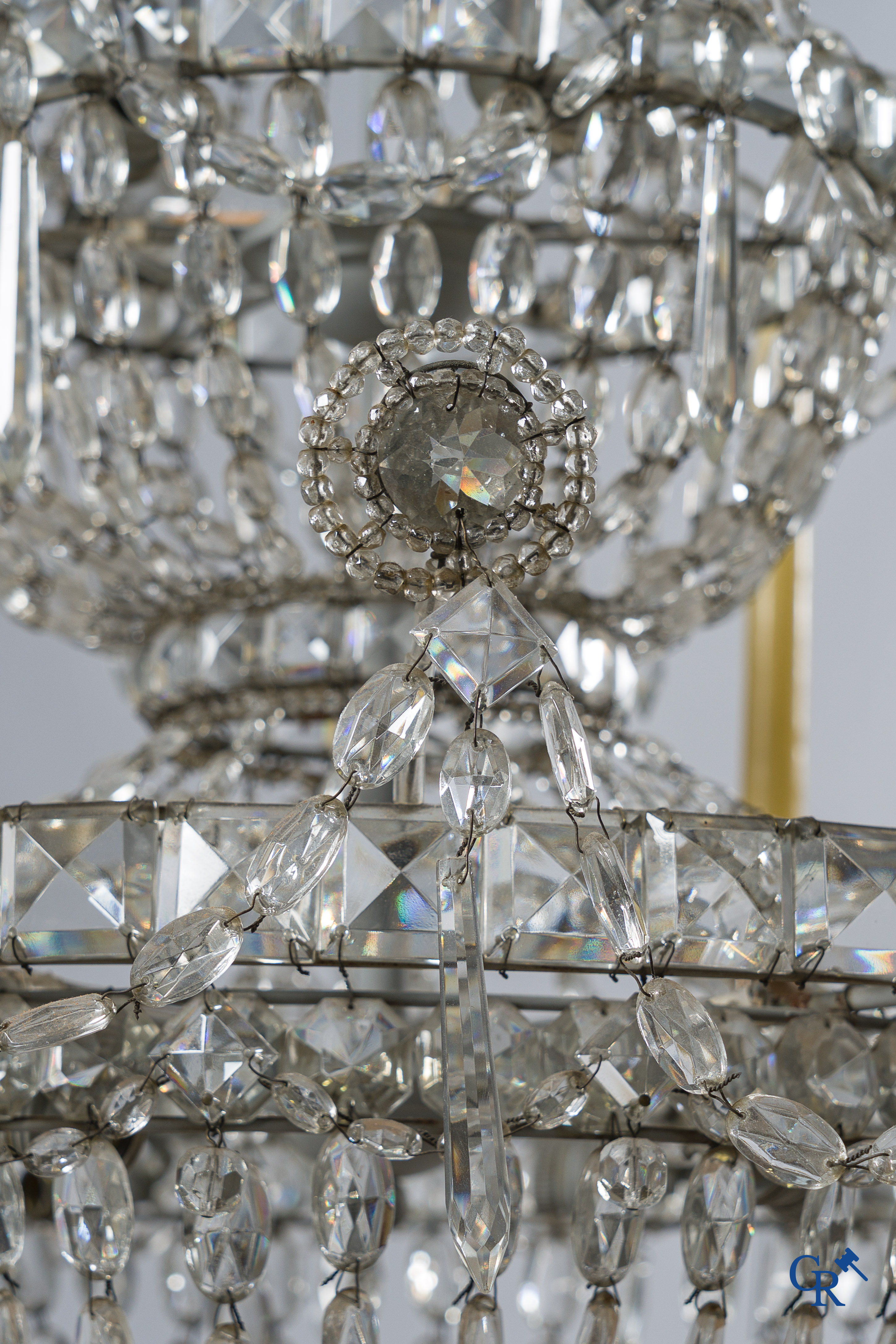 Decoratieve "Sac à perles" luchter met 5 armen. Dubbel niveau met facet geslepen kristal. Circa 1900.