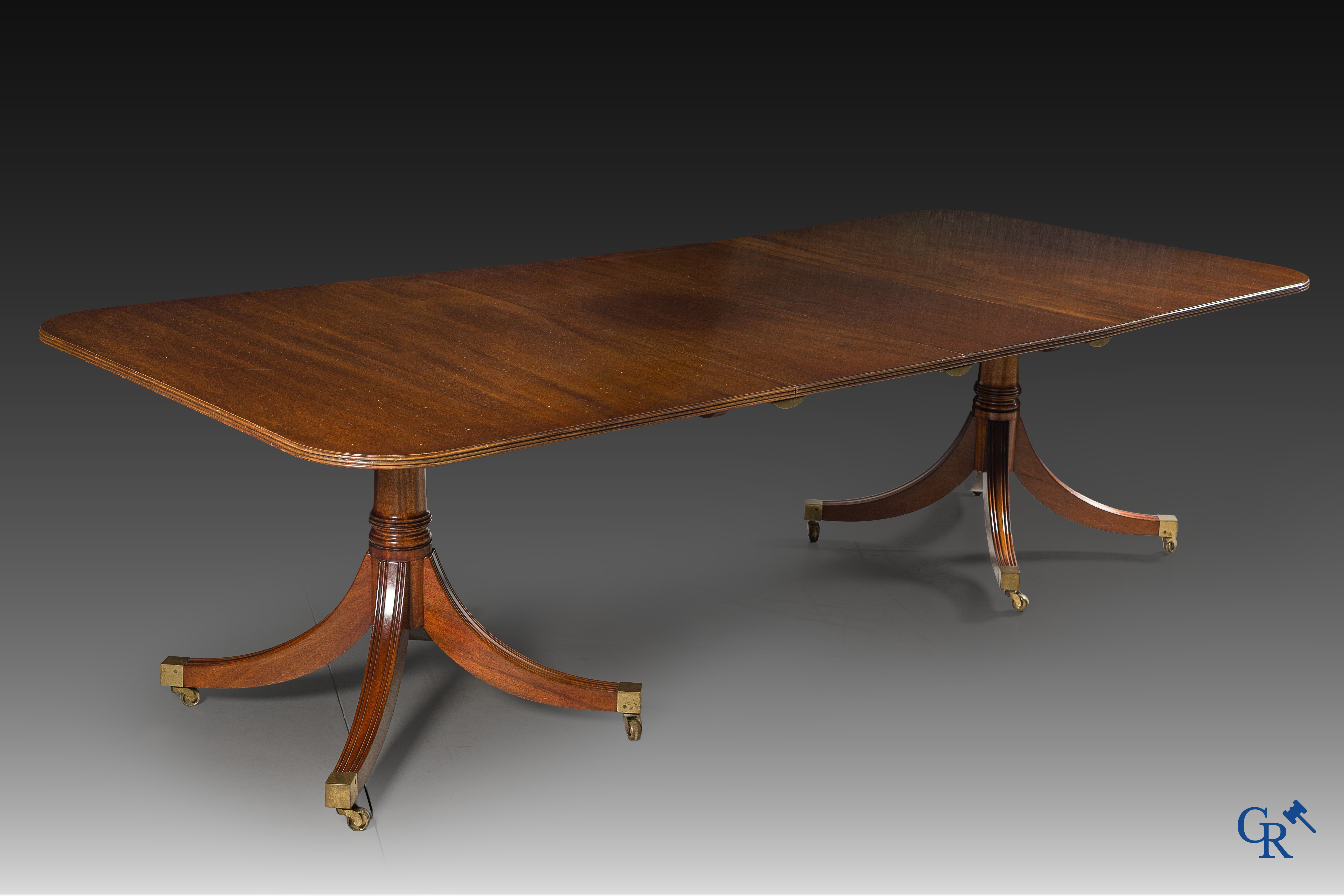 Ensemble van een mahoniehouten tafel met verlengstukken, 2 armstoelen en 6 stoelen in Engelse Regency stijl.
