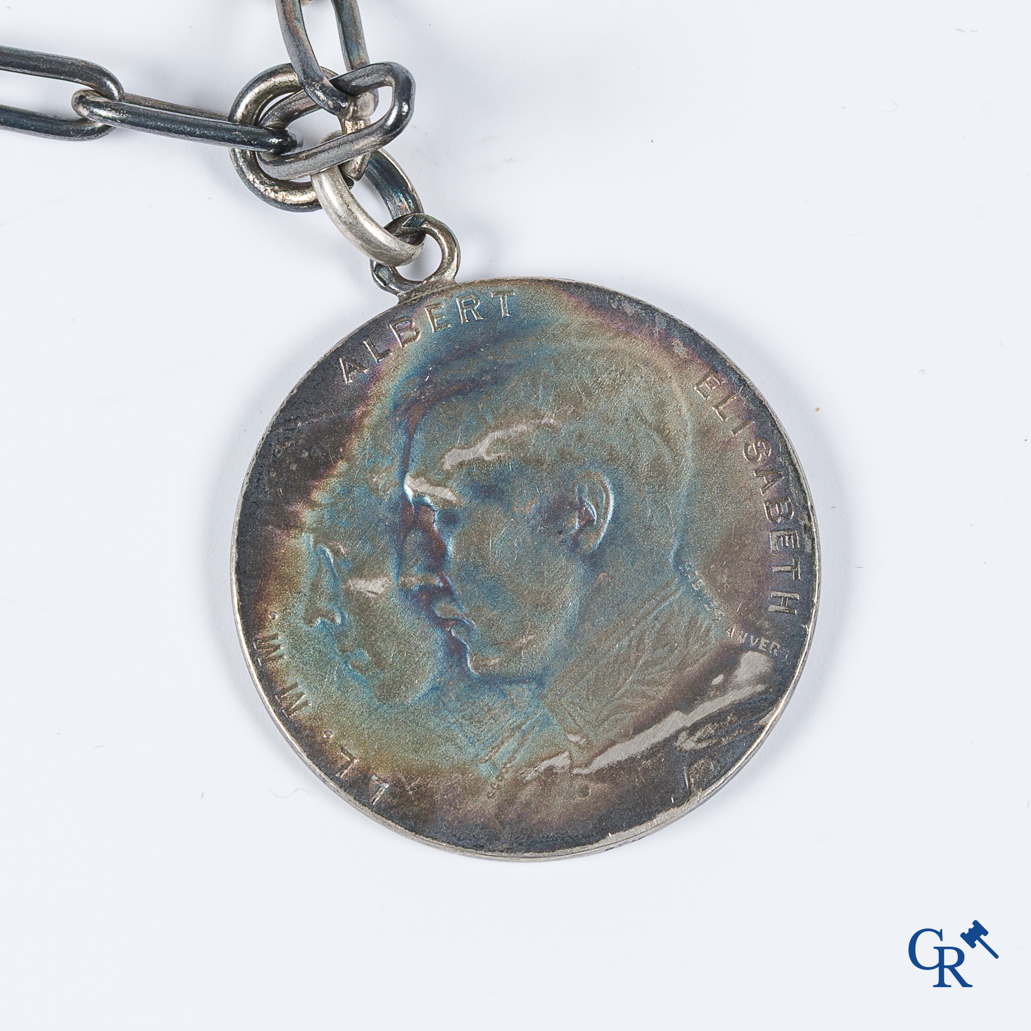 Zilver. Kavel met een avondtas in zilver 925°/00, een slotstuk in zilver 800°/00 een een zilver 800°/00 paraplu handvat.