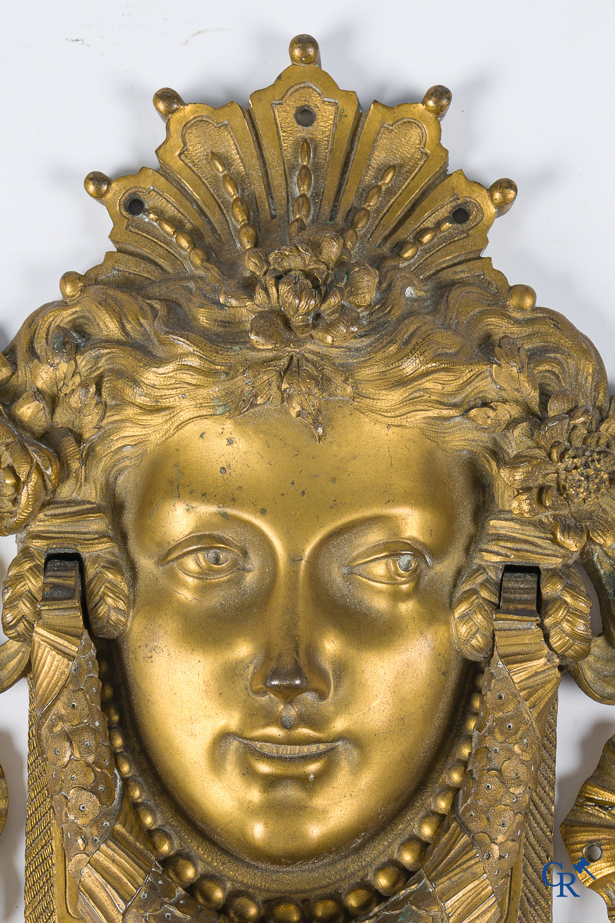 Uitzonderlijk paar fijn geciseleerde en vergulde bronzen ornamenten. LXVI-Stijl. Circa 1880.