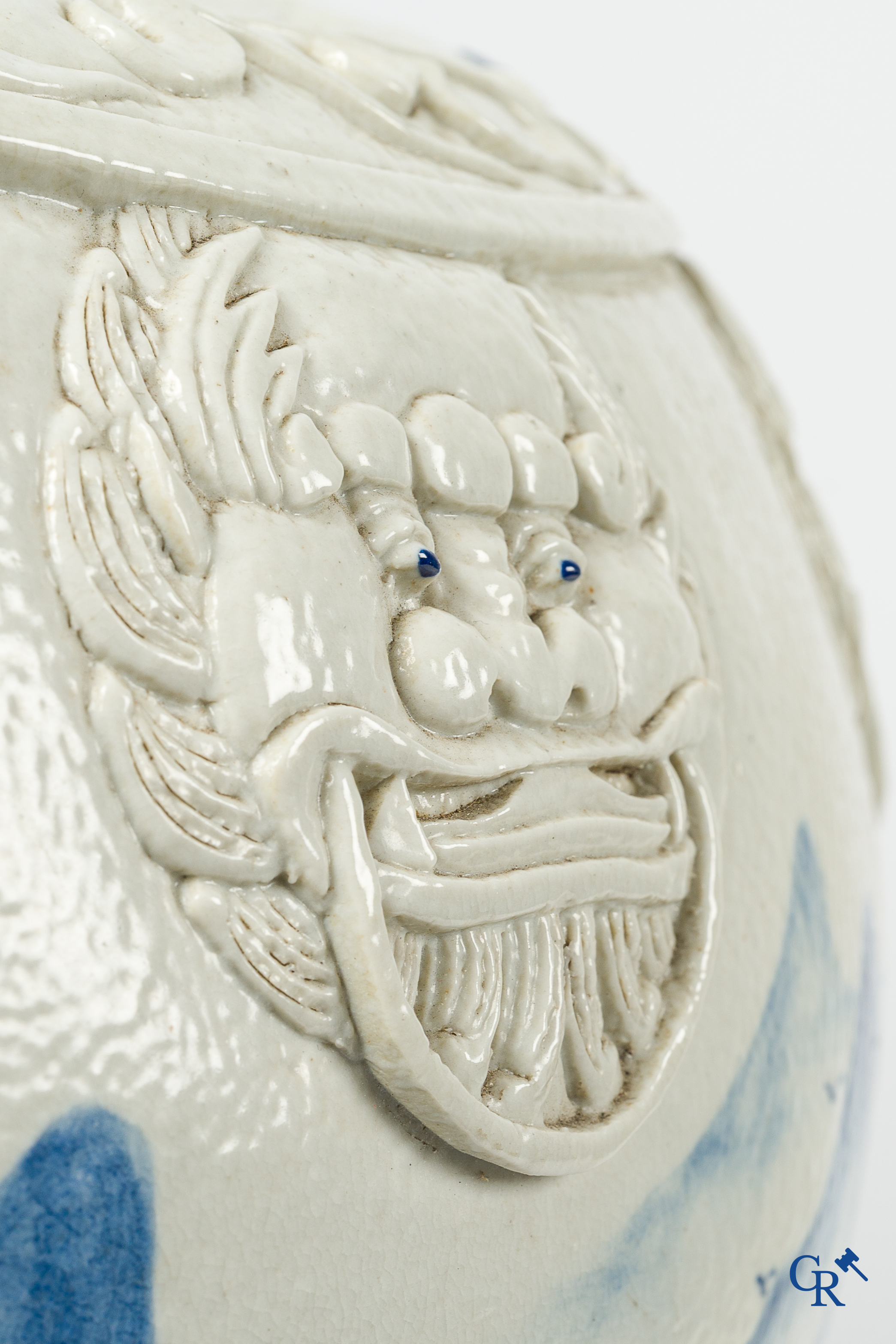 Aziatica. Oosters porselein. Grote cache pot, reliëfdecor op een blauw-wit landschap achtergrond. 19e eeuw.