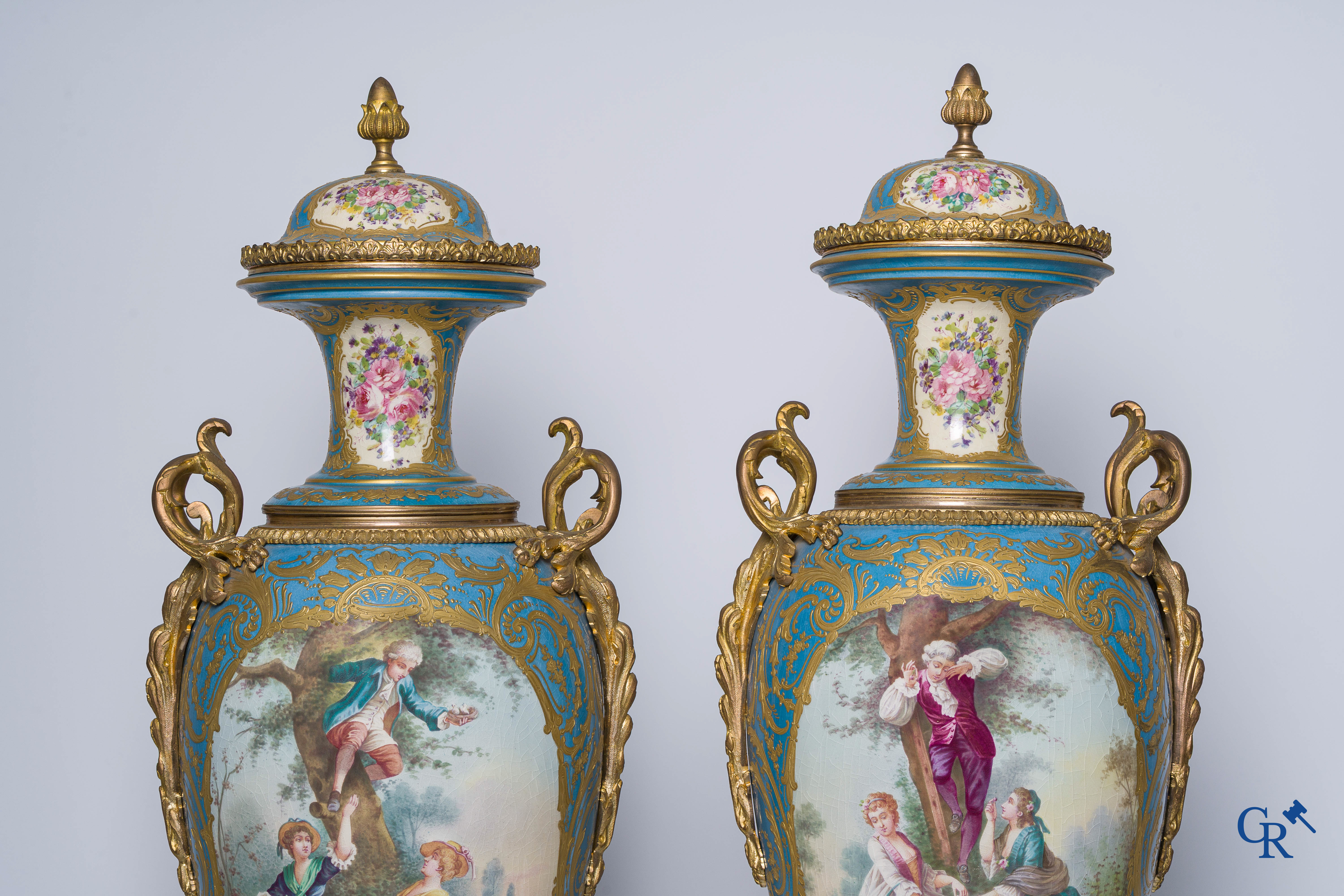 Sèvres, Château des Tuileries. Imposant paar vazen in lichtblauw Sèvres porselein op draaisokkel. Napoleon III-periode.