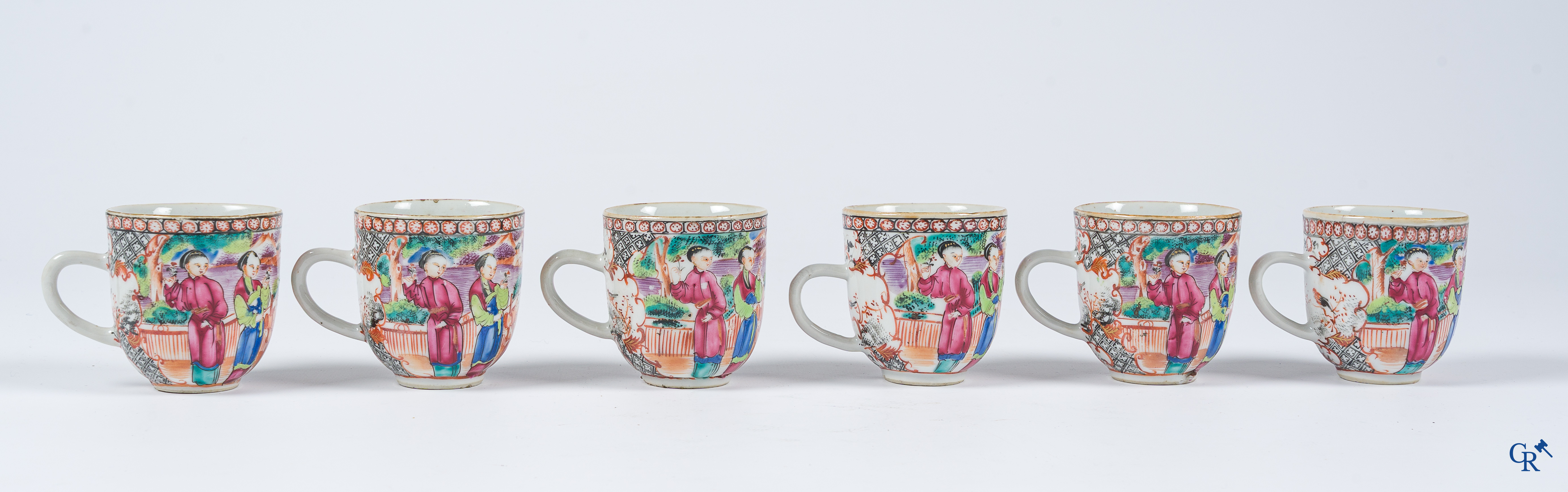 Aziatica. Chinees porselein. Reeks van 6 kopjes en schoteltjes in Chinees export porselein met Mandarijn decor.