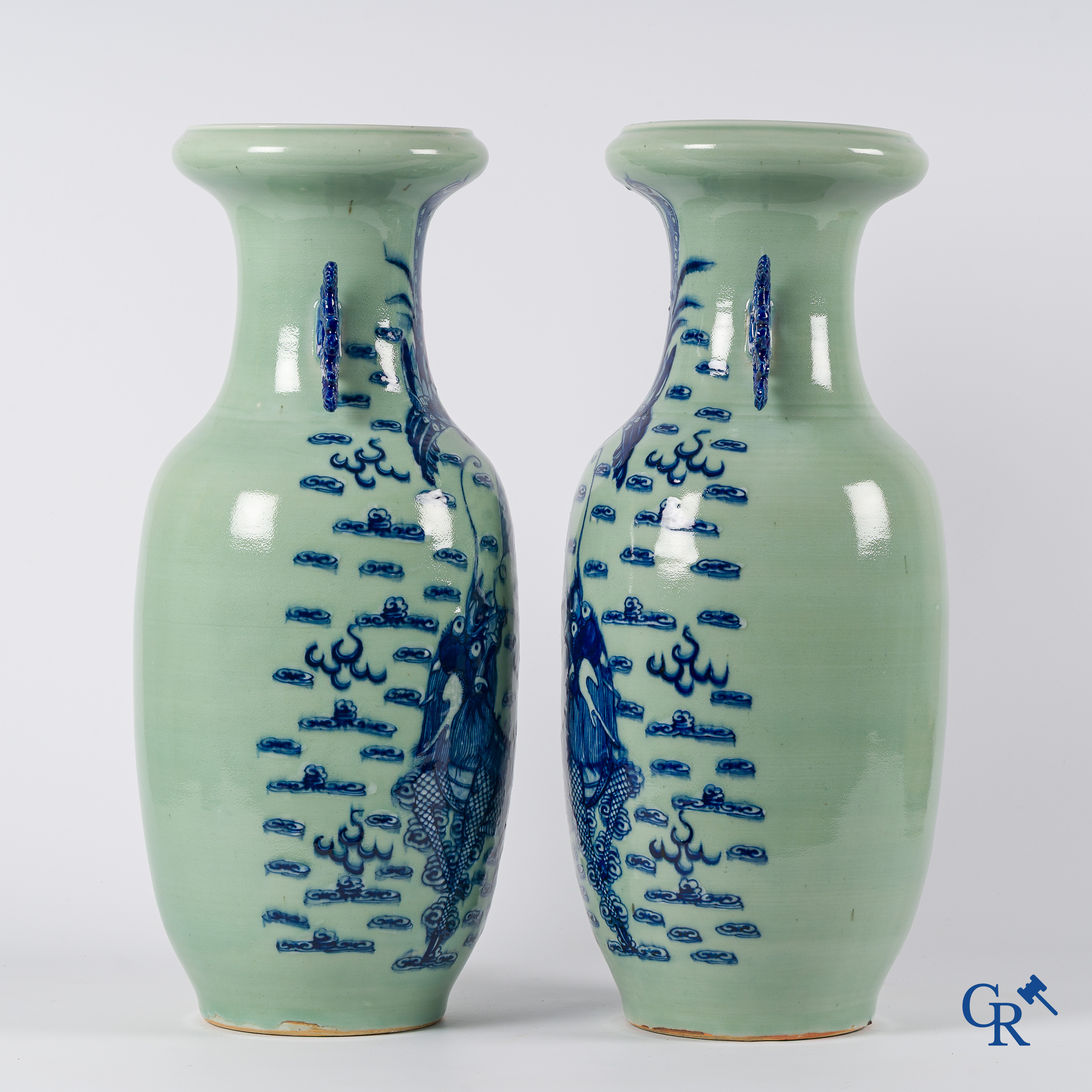 Aziatica. Chinees porselein. Paar celadon vazen met drakendecor en een feniks. China, eind 19e eeuw.