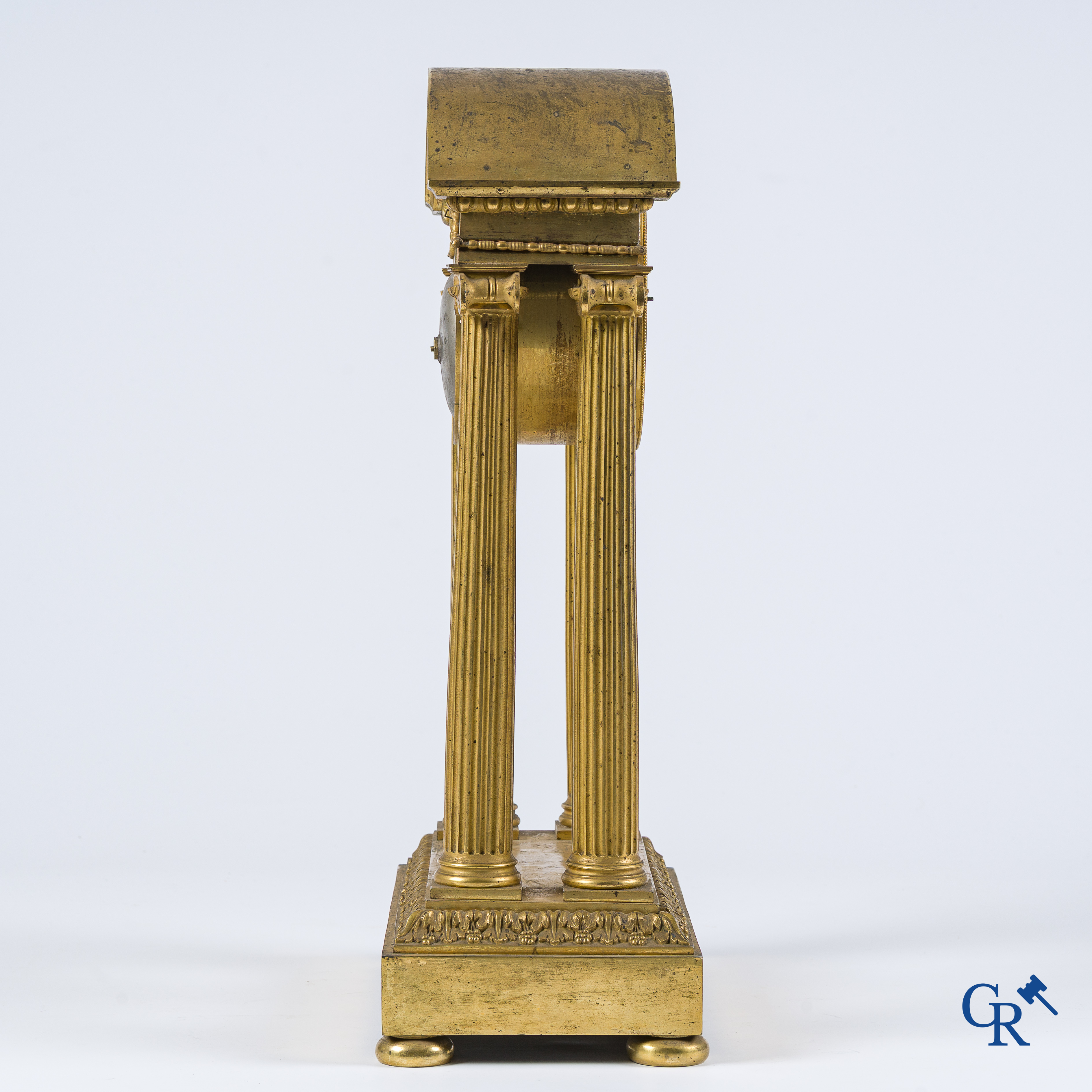 Warnier l'ainé à Paris. Pendule portique en bronze finement ciselé et doré. Fin du XVIIIe siècle.